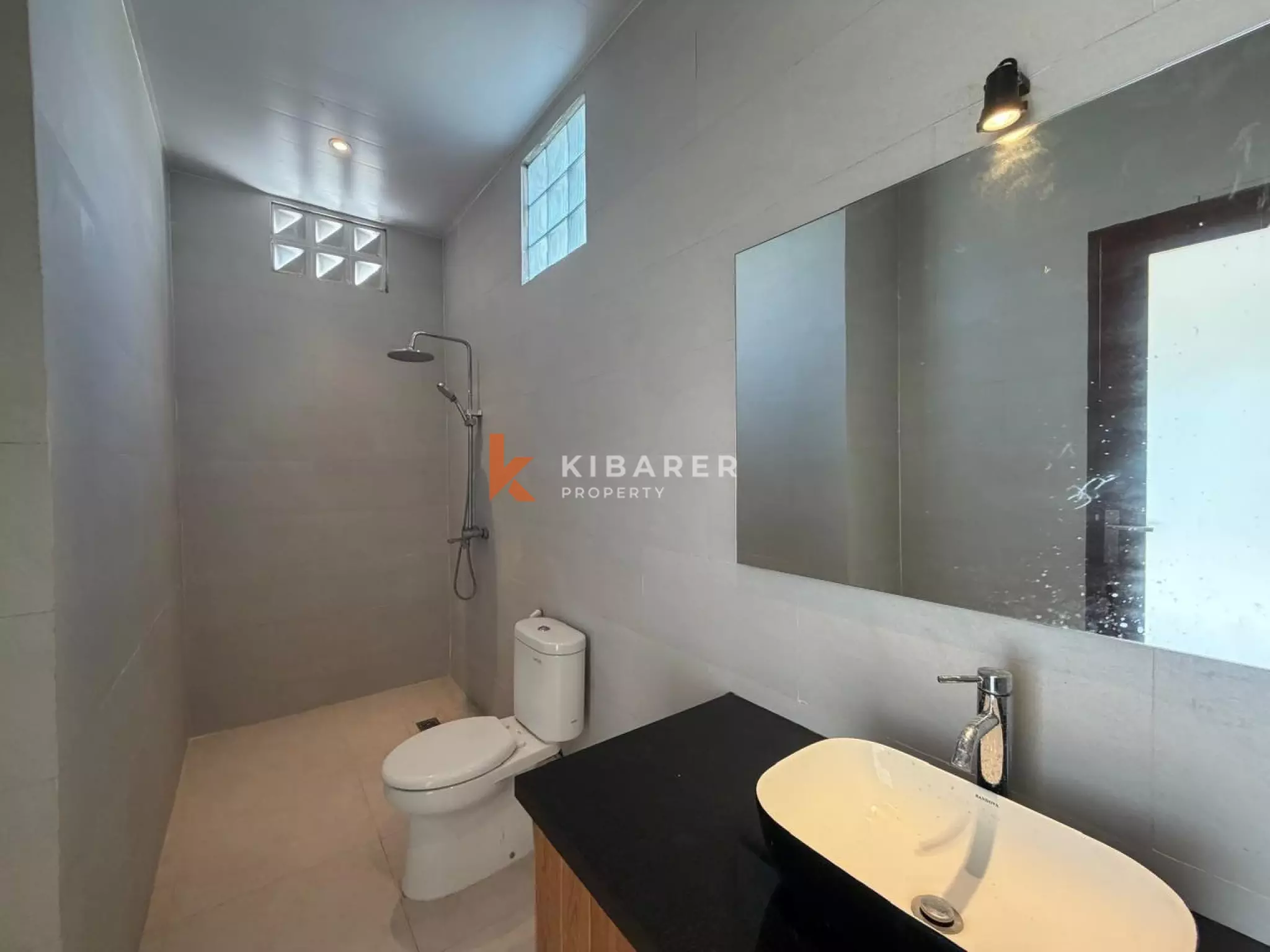 Villa modern berukuran baik dengan tiga kamar tidur dan ruang tamu tertutup di desa Cepaka
