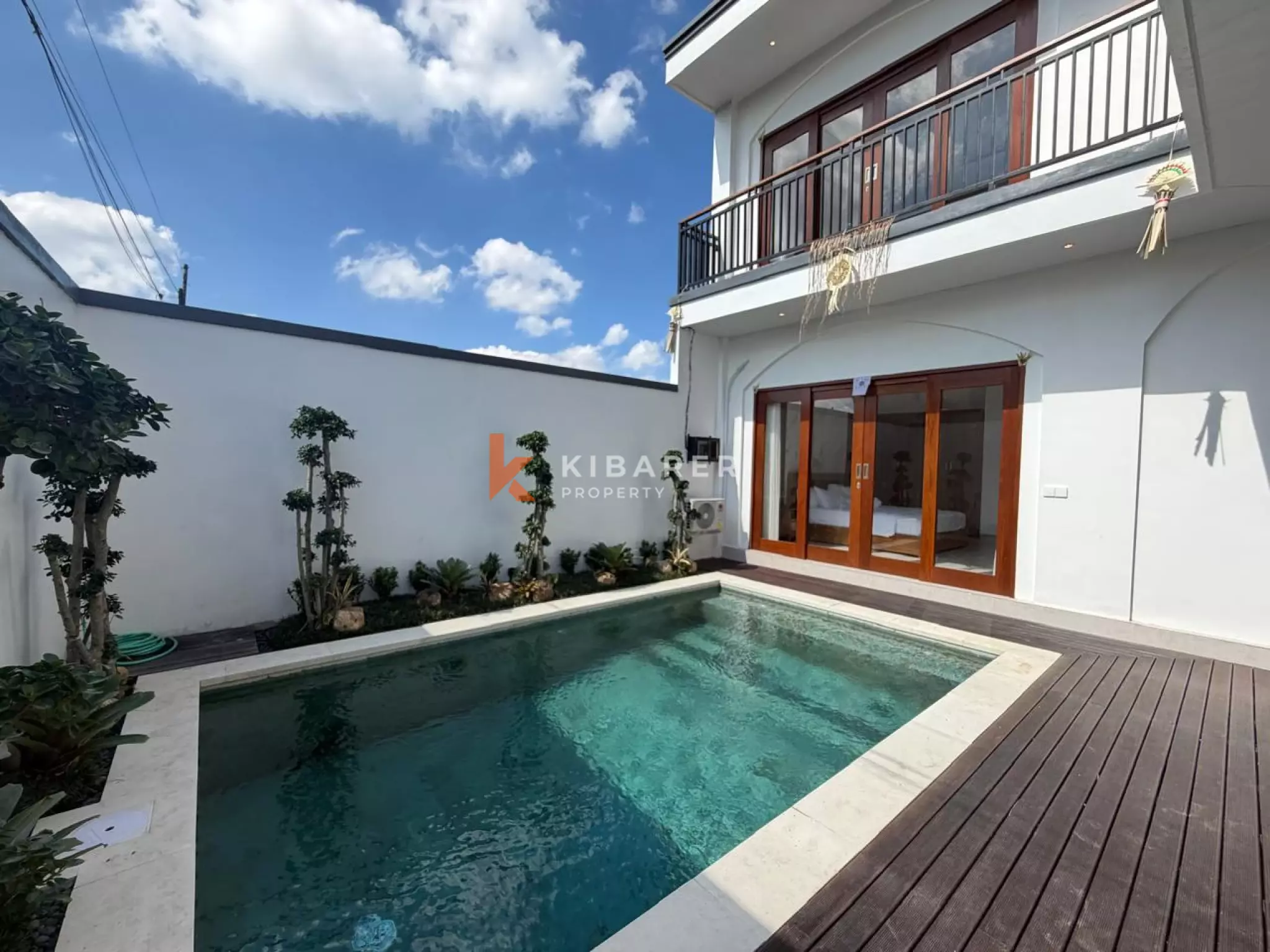 Villa modern berukuran baik dengan tiga kamar tidur dan ruang tamu tertutup di desa Cepaka