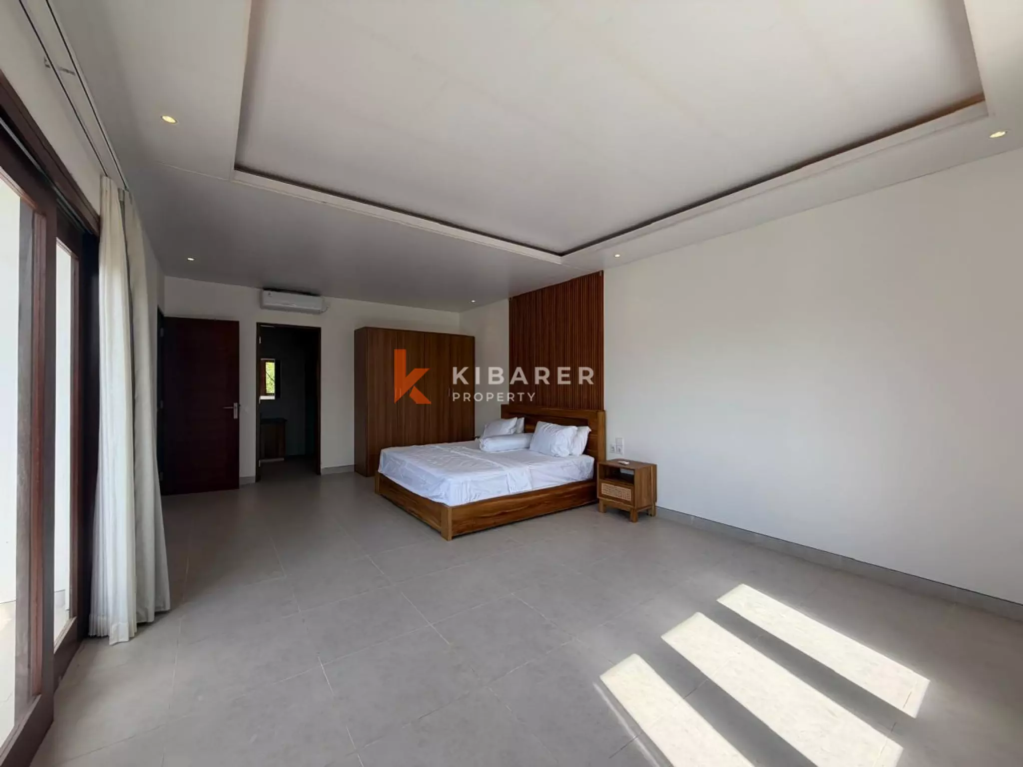 Villa modern berukuran baik dengan tiga kamar tidur dan ruang tamu tertutup di desa Cepaka
