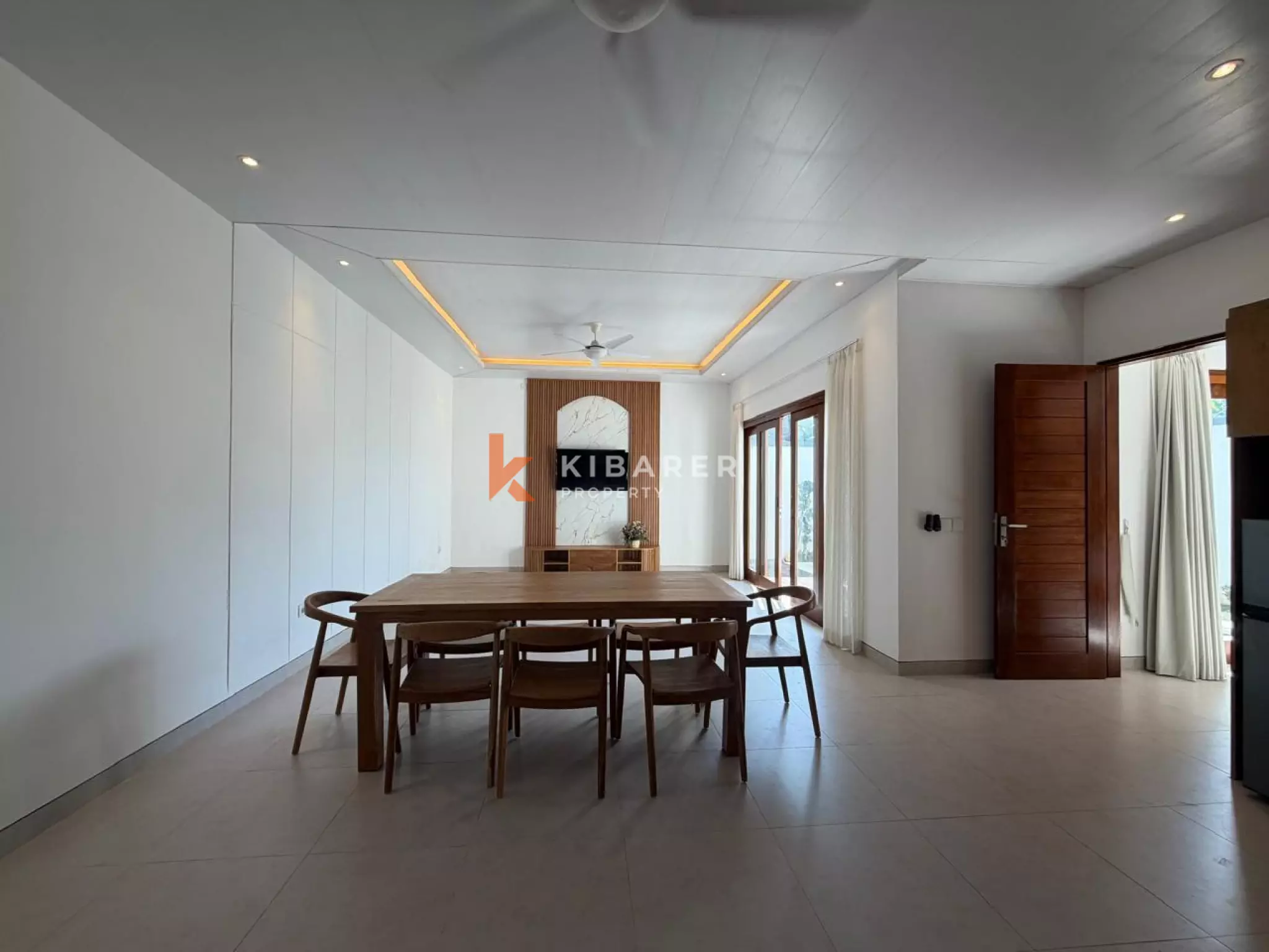 Villa modern berukuran baik dengan tiga kamar tidur dan ruang tamu tertutup di desa Cepaka