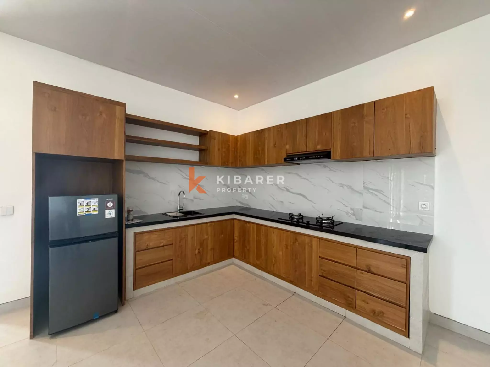 Villa modern berukuran baik dengan tiga kamar tidur dan ruang tamu tertutup di desa Cepaka
