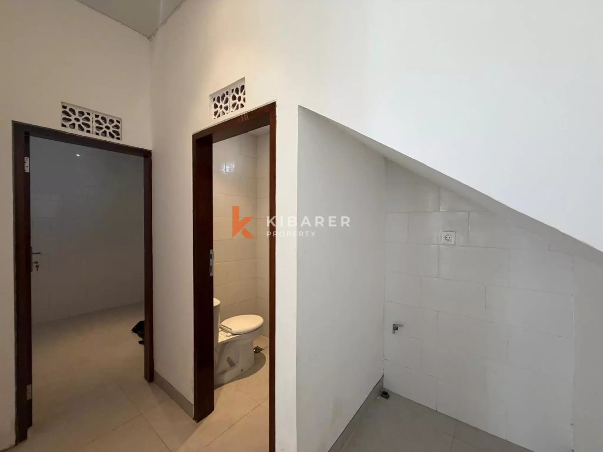 Villa modern berukuran baik dengan tiga kamar tidur dan ruang tamu tertutup di desa Cepaka