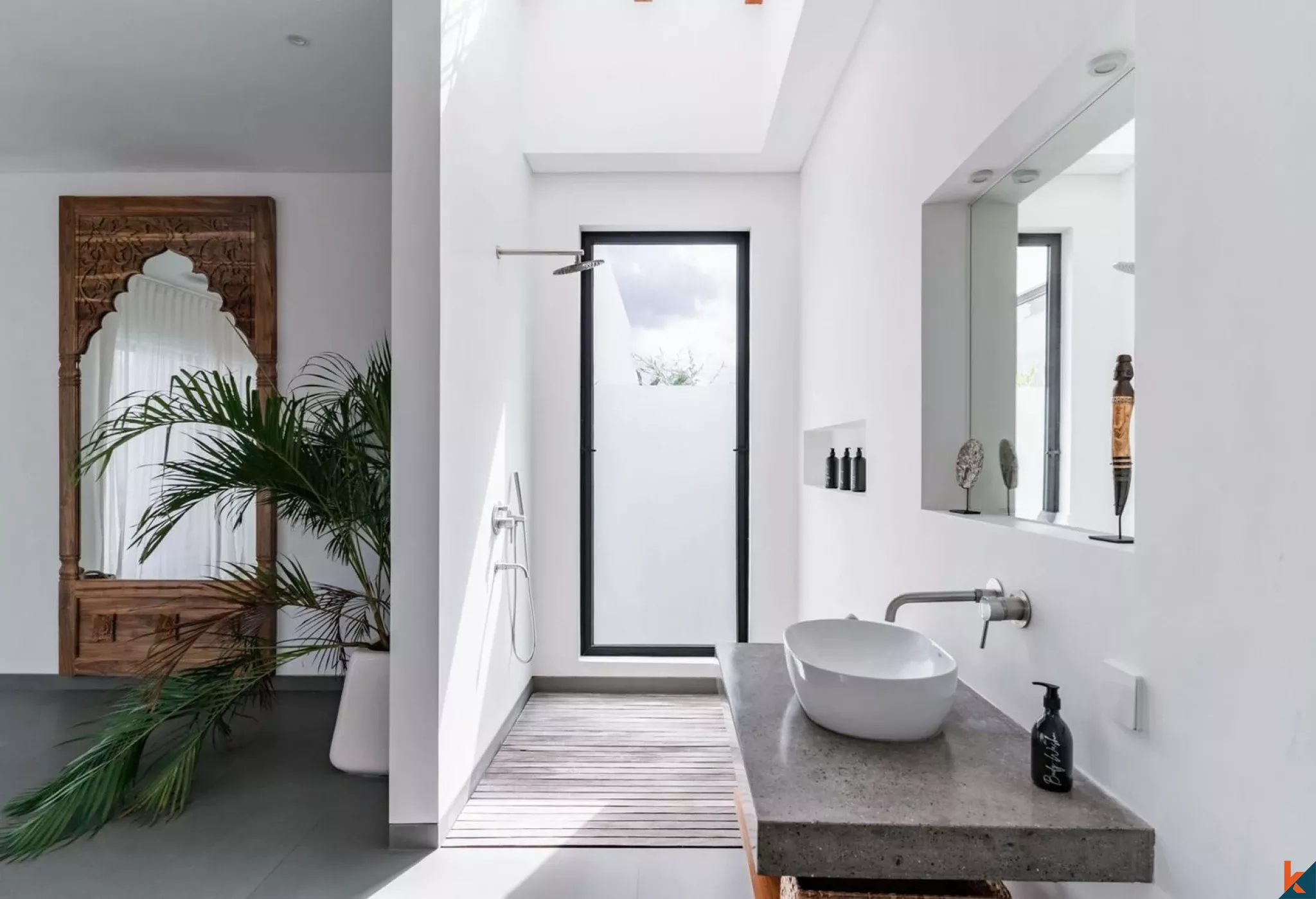 Spacious Luxury Three Bedroom Villa with Tropical Ambience in Pererenan