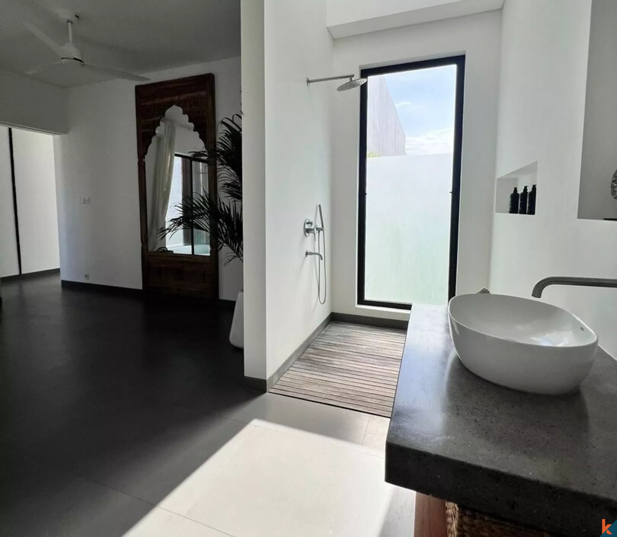 Spacious Luxury Three Bedroom Villa with Tropical Ambience in Pererenan