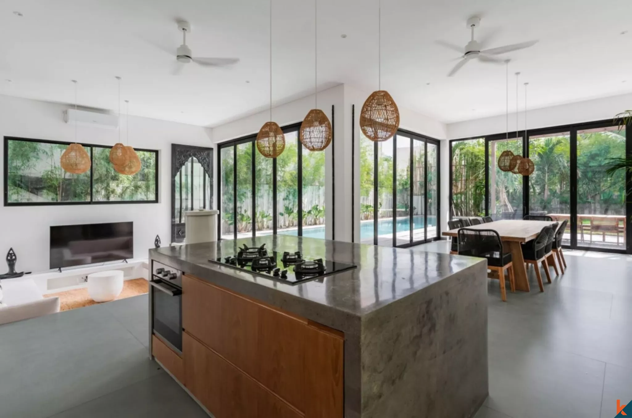 Spacious Luxury Three Bedroom Villa with Tropical Ambience in Pererenan
