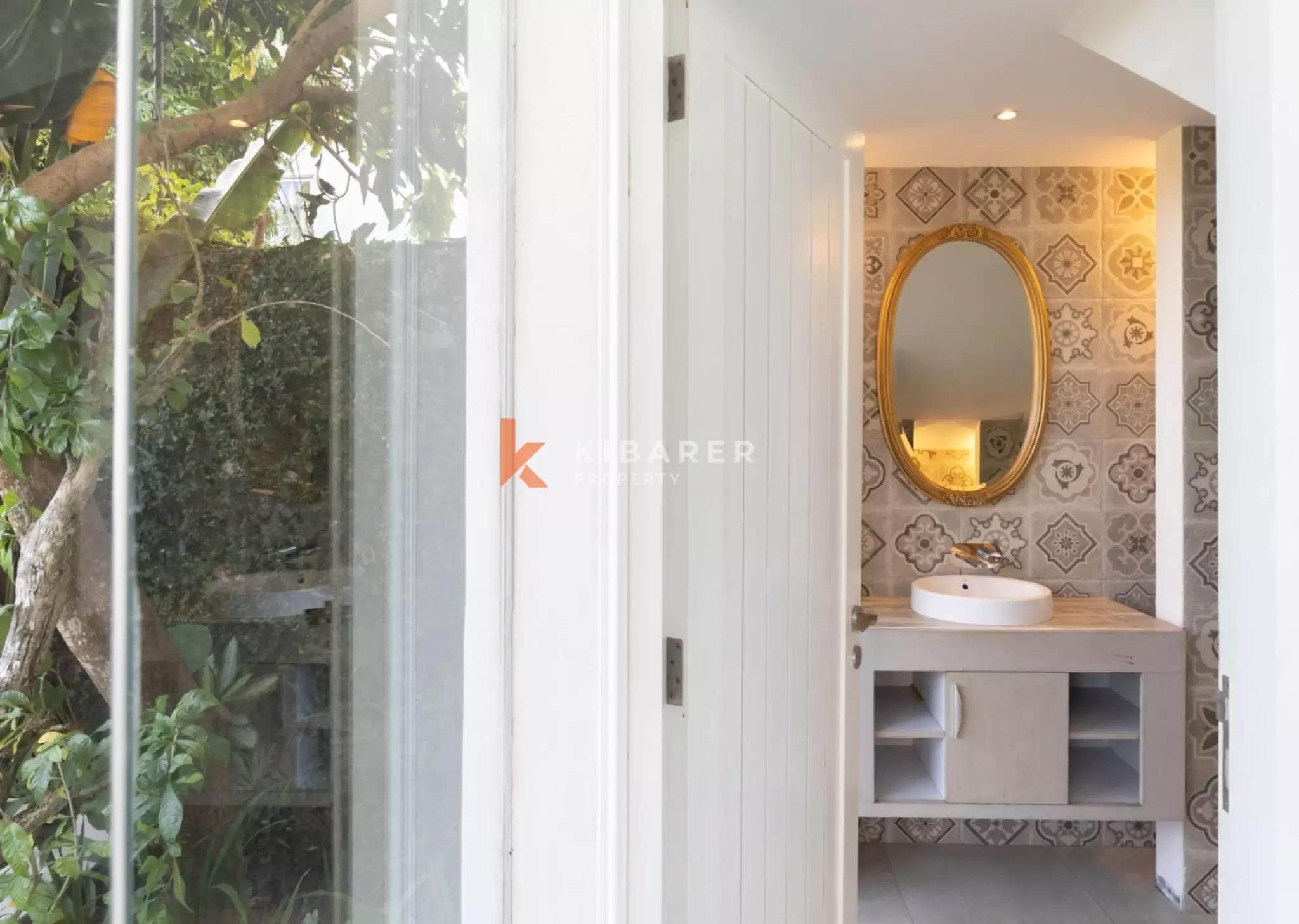 Vila Kolonial Empat Kamar Tidur yang Elegan di Jantung Berawa