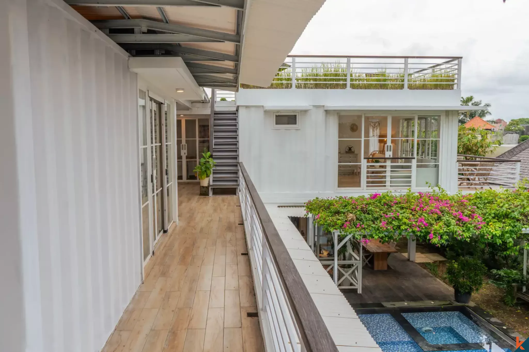 Charmante maison modulaire de quatre chambres en bail emphytéotique avec un fort potentiel à Pererenan