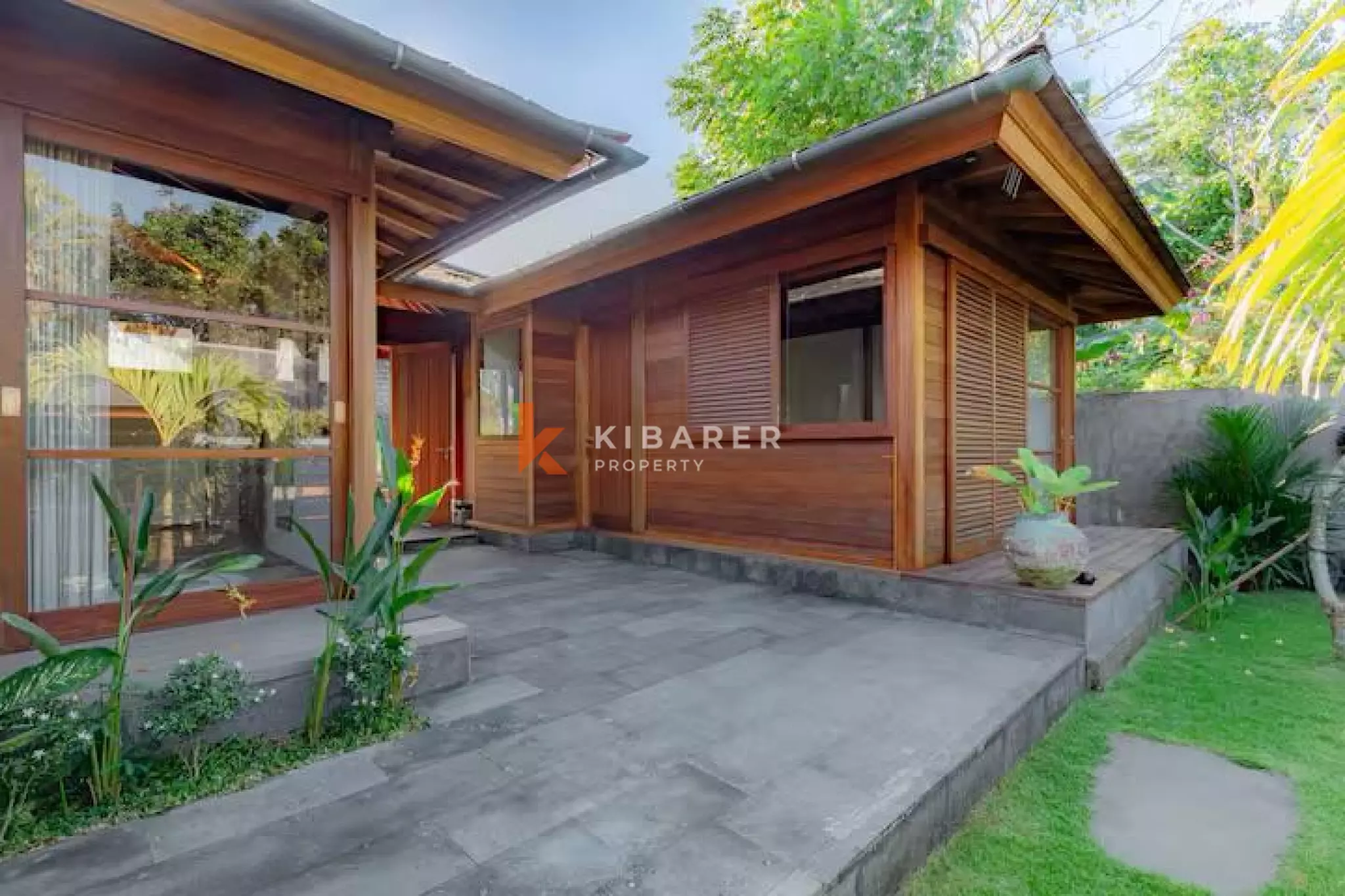 Collaboration Wood & Concrete Four-bedrooms Villa in Peaceful Tumbak Bayuh