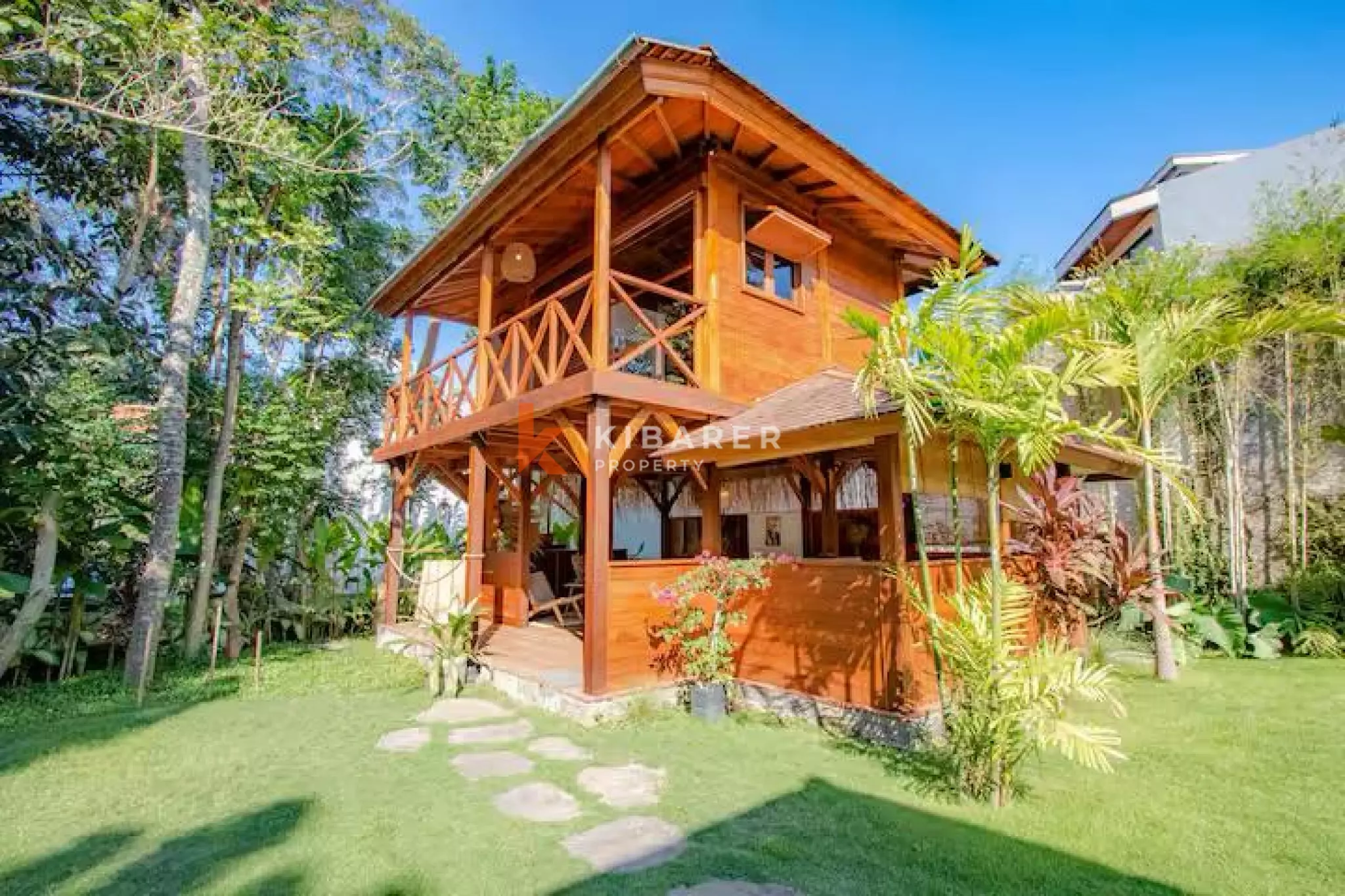 Collaboration Wood & Concrete Four-bedrooms Villa in Peaceful Tumbak Bayuh