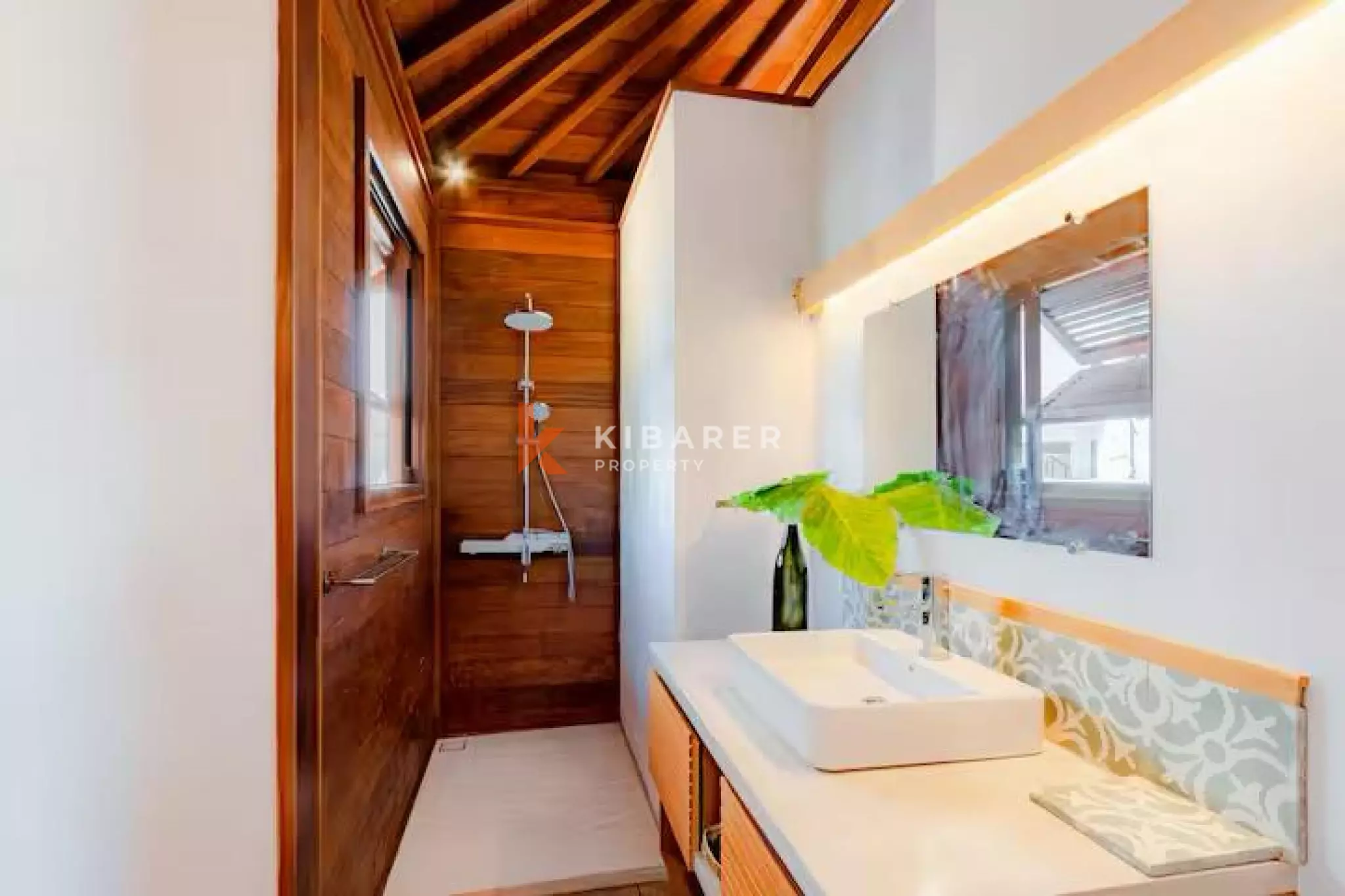 Collaboration Wood & Concrete Four-bedrooms Villa in Peaceful Tumbak Bayuh