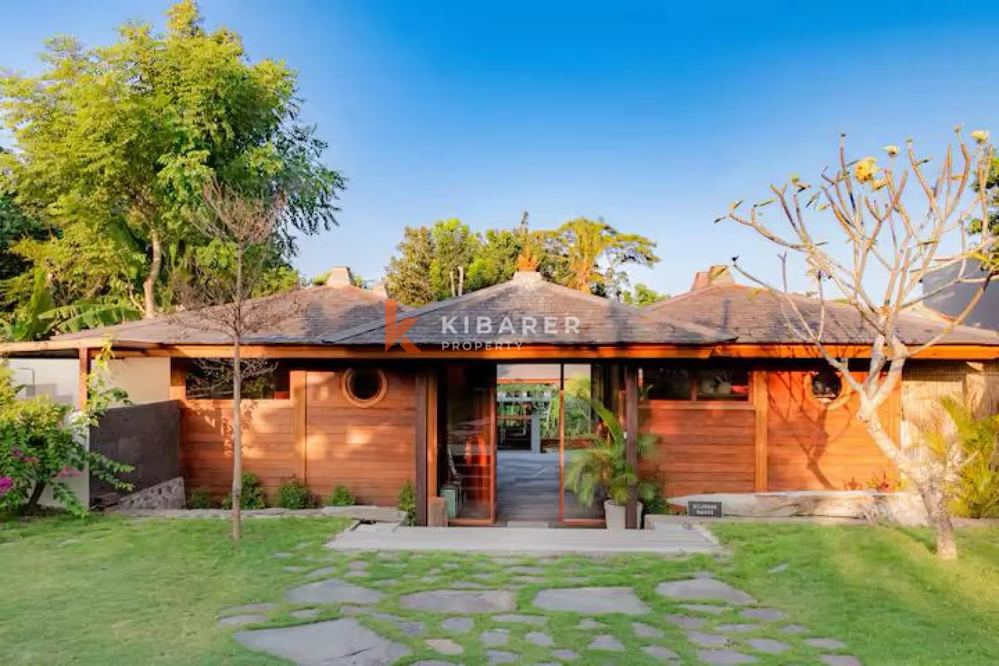 Collaboration Wood & Concrete Four-bedrooms Villa in Peaceful Tumbak Bayuh