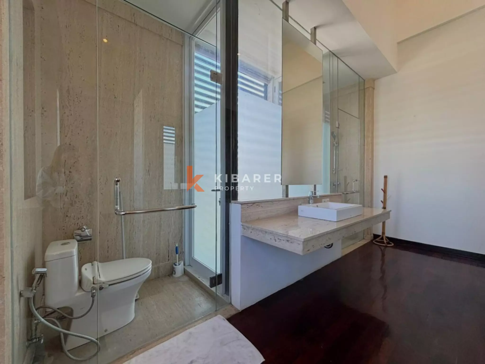 Villa Keluarga Indah dengan Tiga Kamar Tidur, Ruang Kantor & Kolam Renang Pribadi di Seminyak