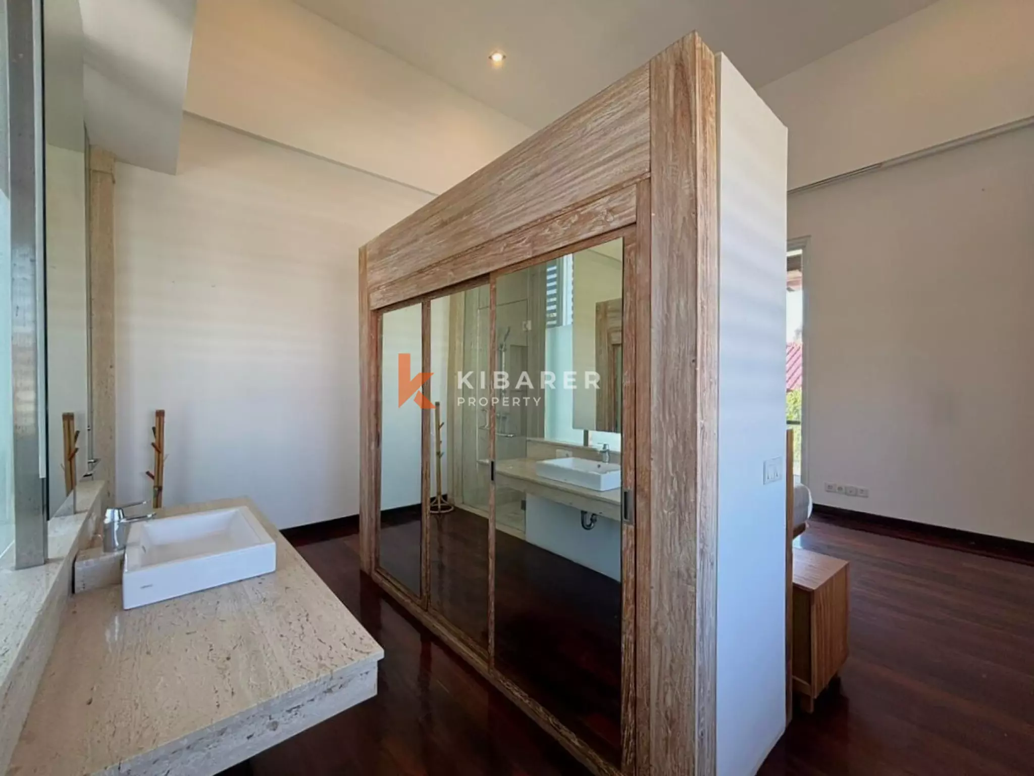 Villa Keluarga Indah dengan Tiga Kamar Tidur, Ruang Kantor & Kolam Renang Pribadi di Seminyak