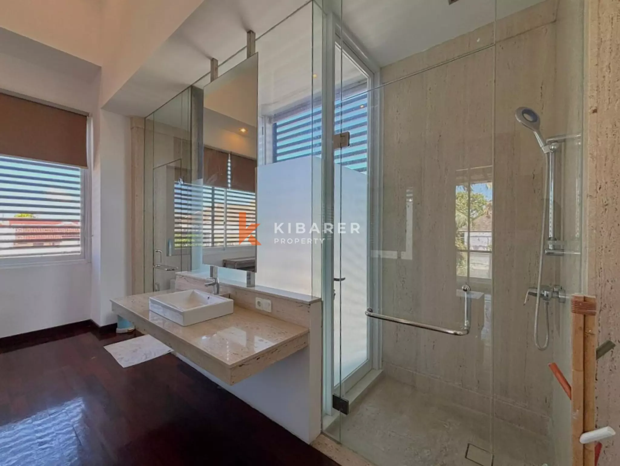 Villa Keluarga Indah dengan Tiga Kamar Tidur, Ruang Kantor & Kolam Renang Pribadi di Seminyak