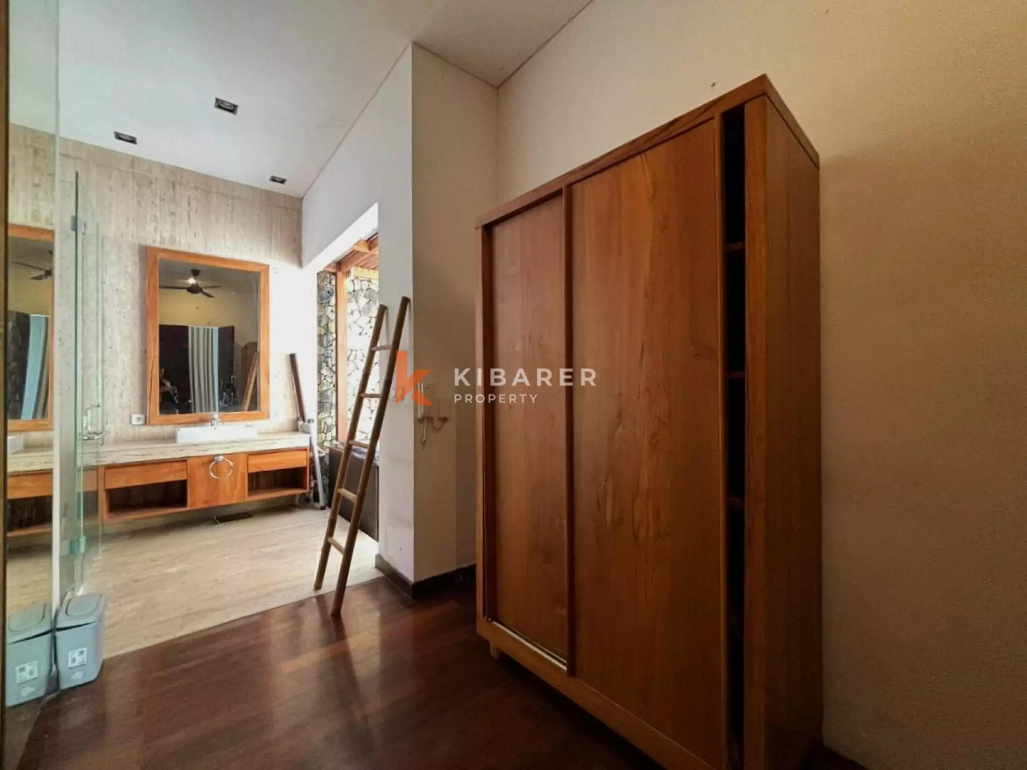 Villa Keluarga Indah dengan Tiga Kamar Tidur, Ruang Kantor & Kolam Renang Pribadi di Seminyak