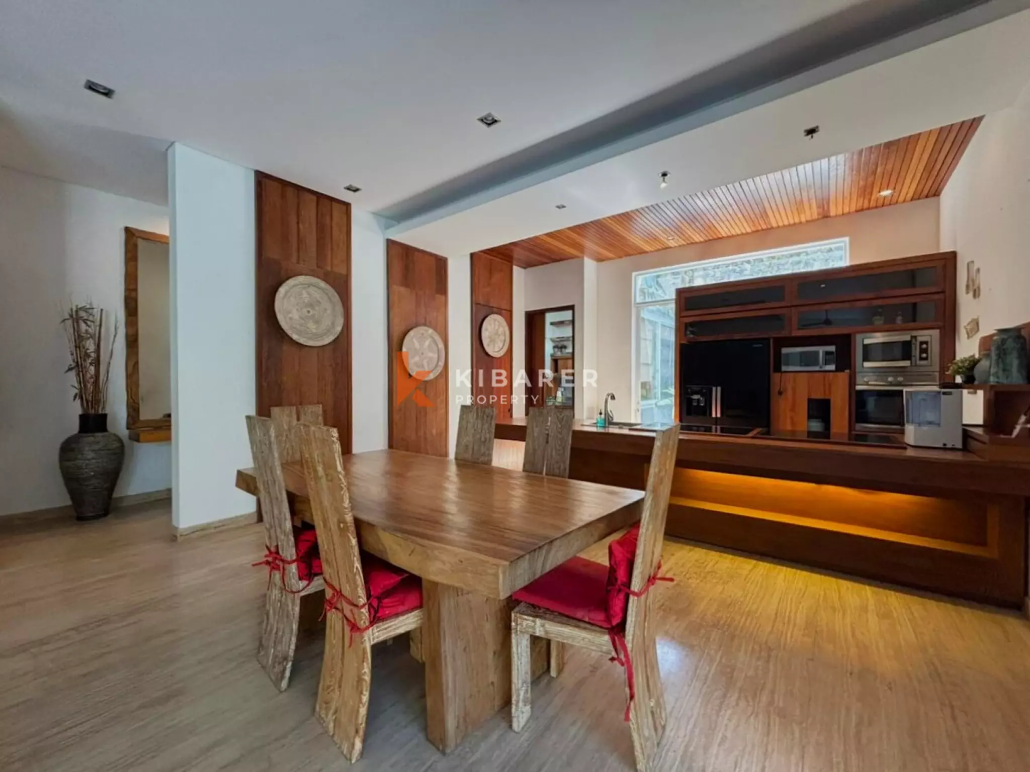 Villa Keluarga Indah dengan Tiga Kamar Tidur, Ruang Kantor & Kolam Renang Pribadi di Seminyak