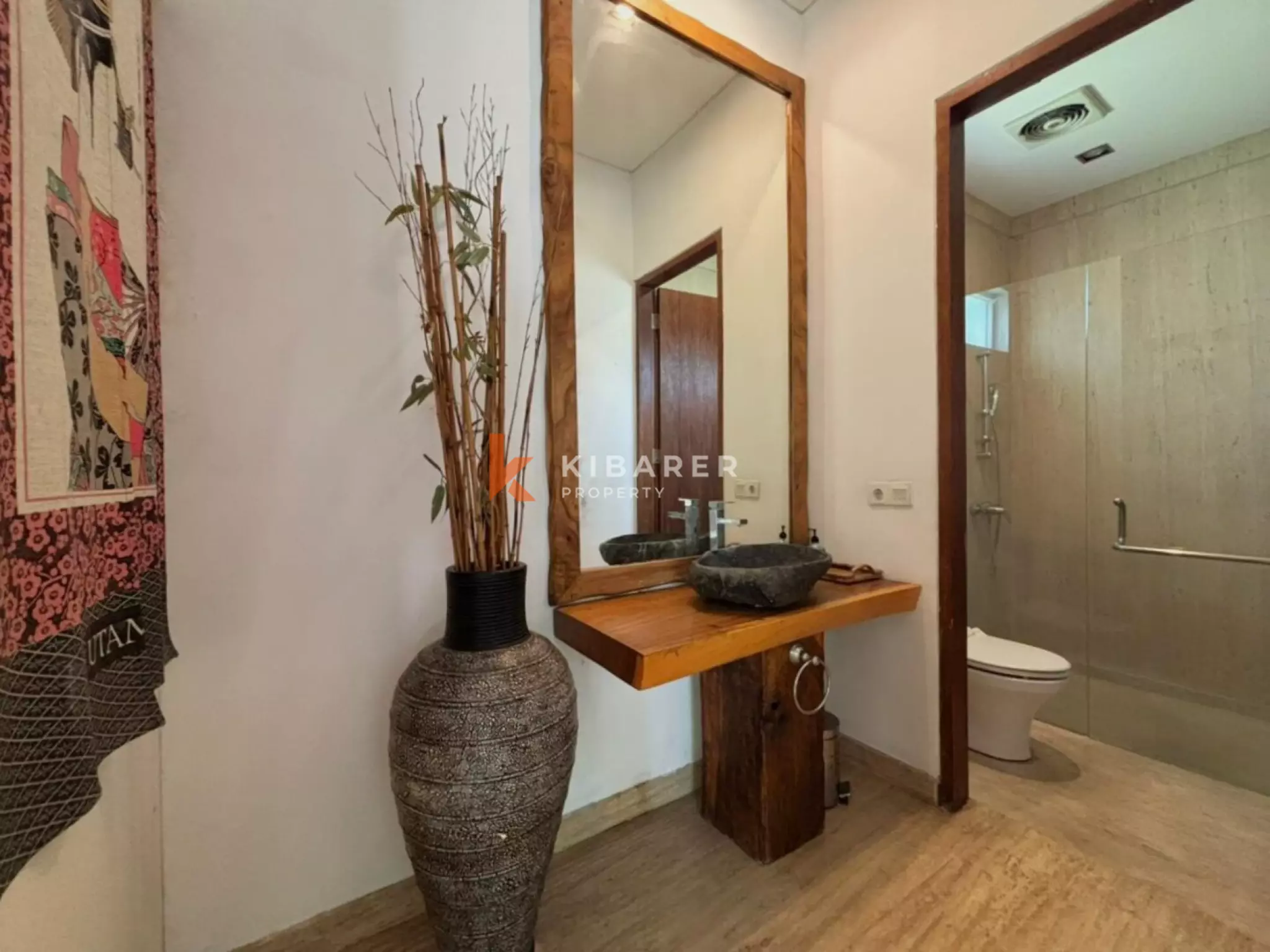 Villa Keluarga Indah dengan Tiga Kamar Tidur, Ruang Kantor & Kolam Renang Pribadi di Seminyak
