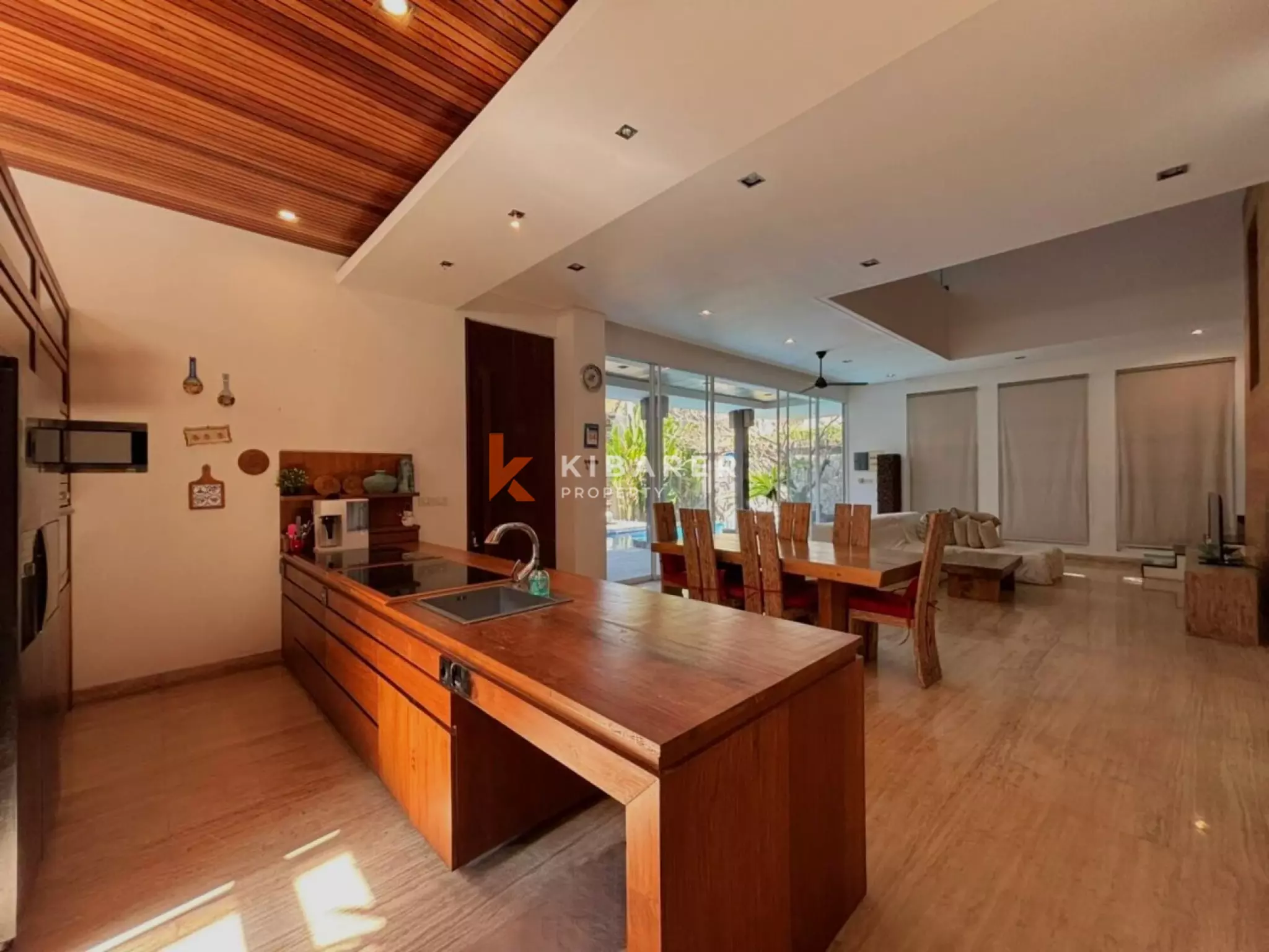 Villa Keluarga Indah dengan Tiga Kamar Tidur, Ruang Kantor & Kolam Renang Pribadi di Seminyak