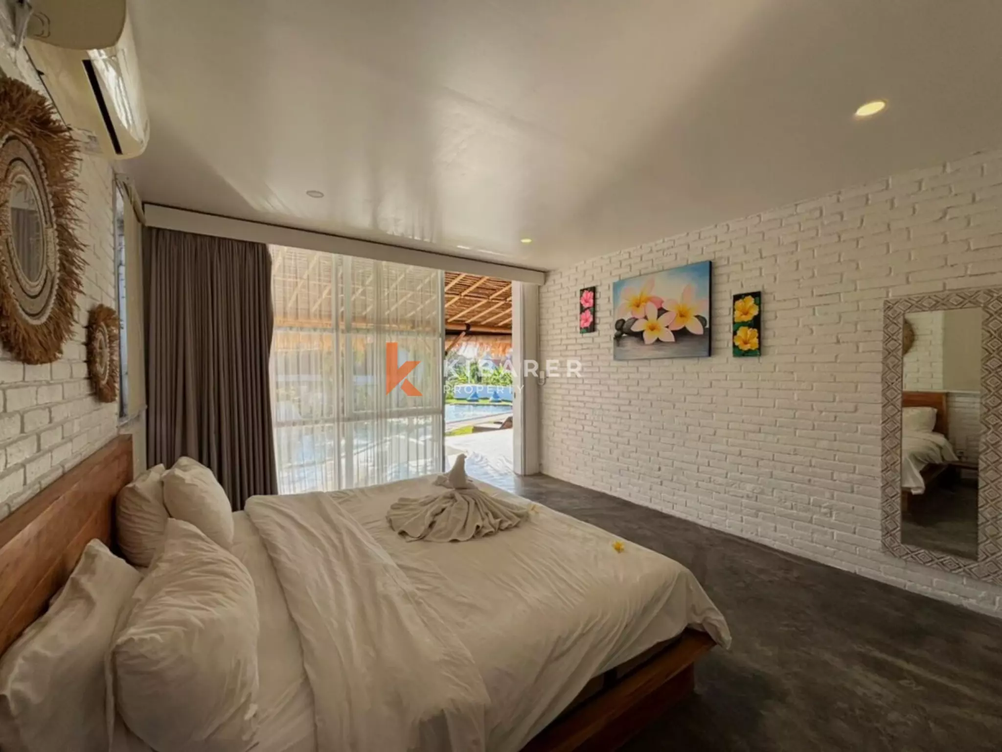 Vila Empat Kamar Tidur Indah dengan Pemandangan Sawah dan Sungai di Canggu