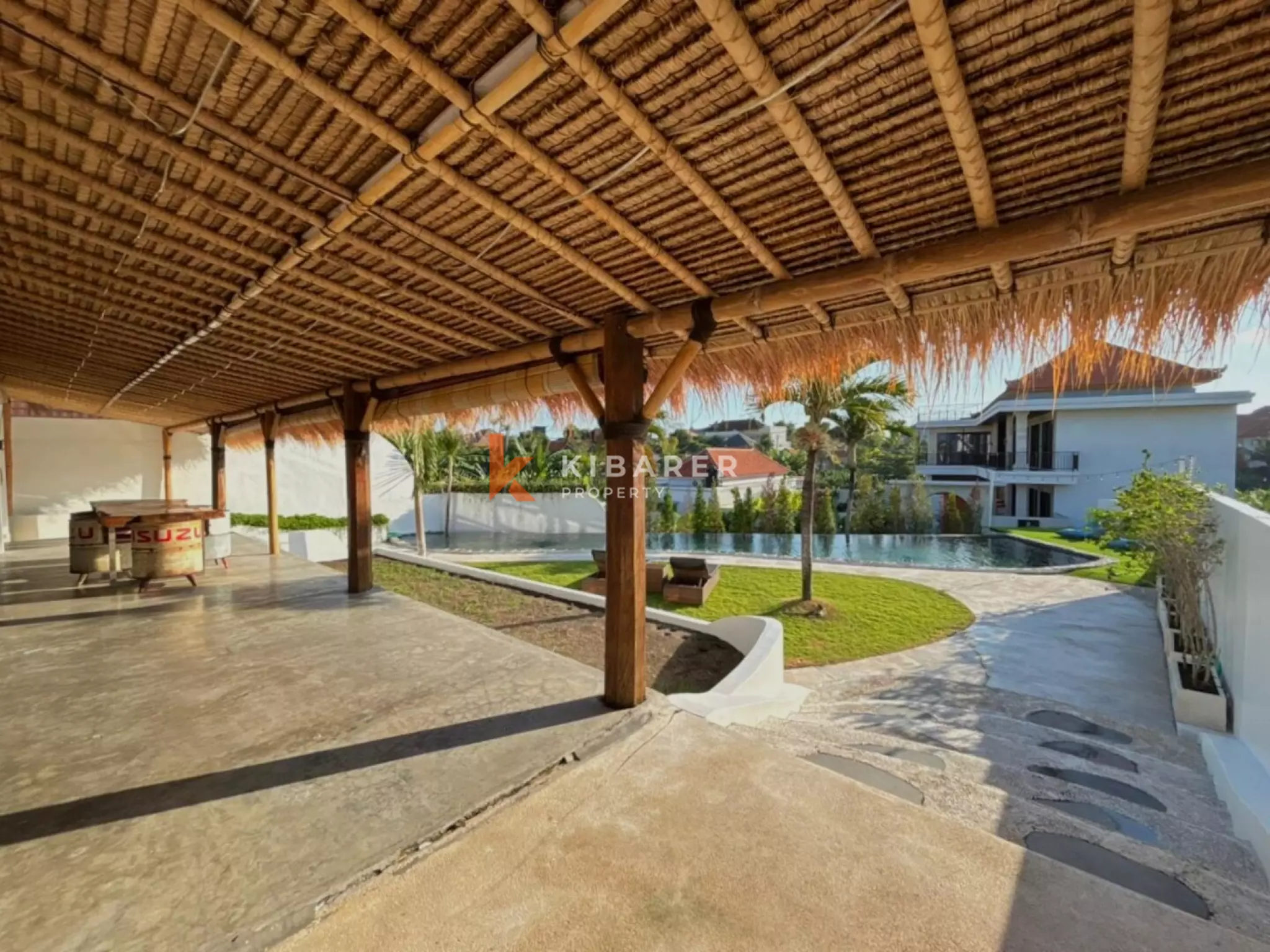 Vila Empat Kamar Tidur Indah dengan Pemandangan Sawah dan Sungai di Canggu