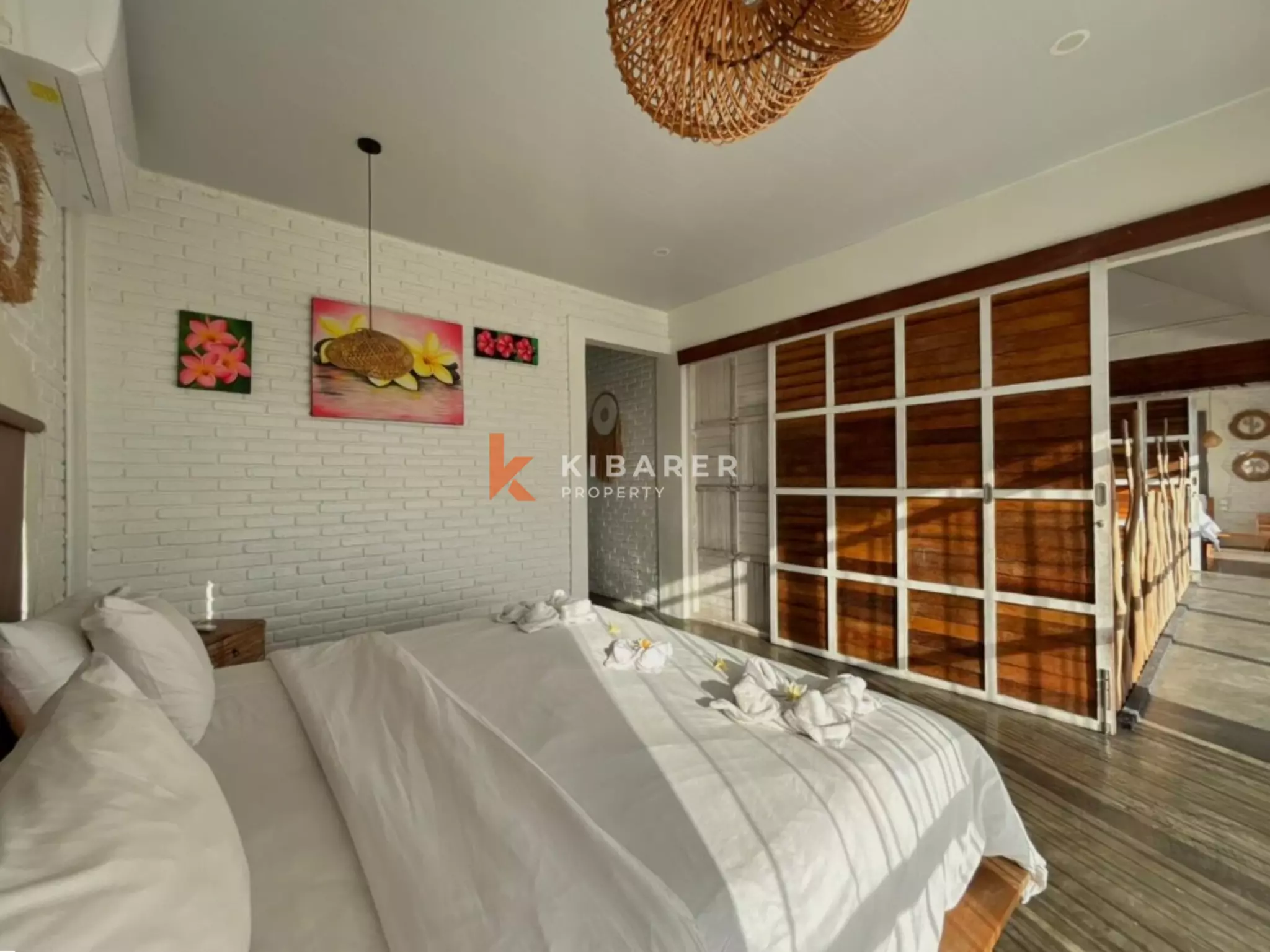 Vila Empat Kamar Tidur Indah dengan Pemandangan Sawah dan Sungai di Canggu