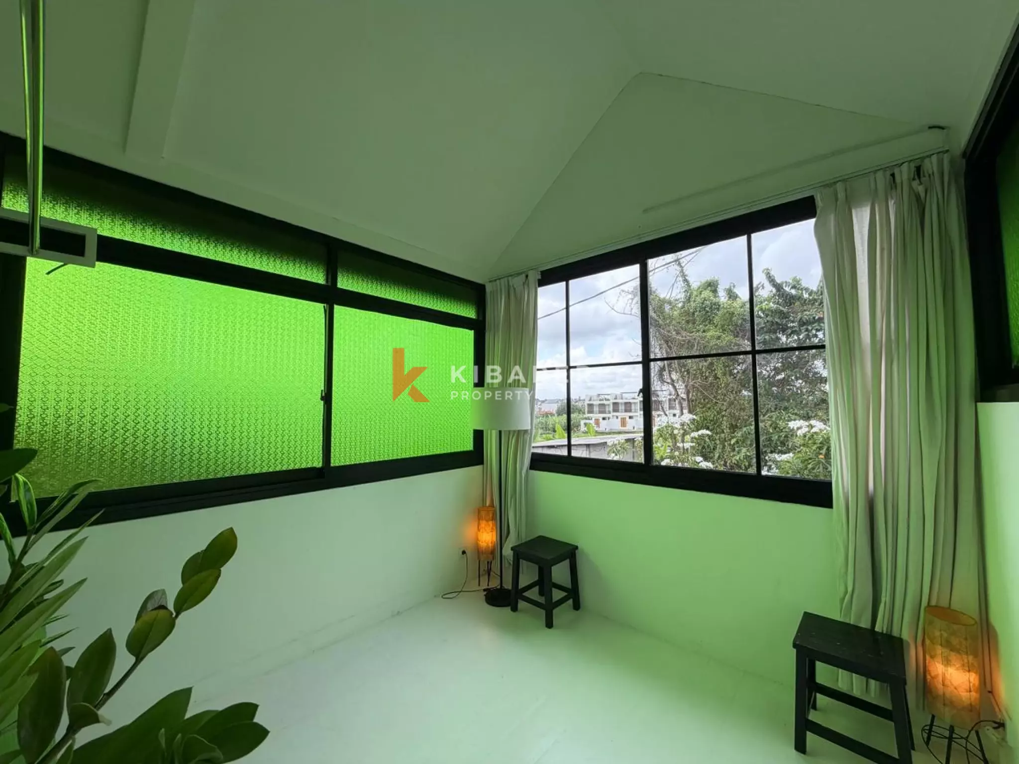 Artictic Contemporer One-Bedroom Loft Plus Additional Room Situated in Berawa