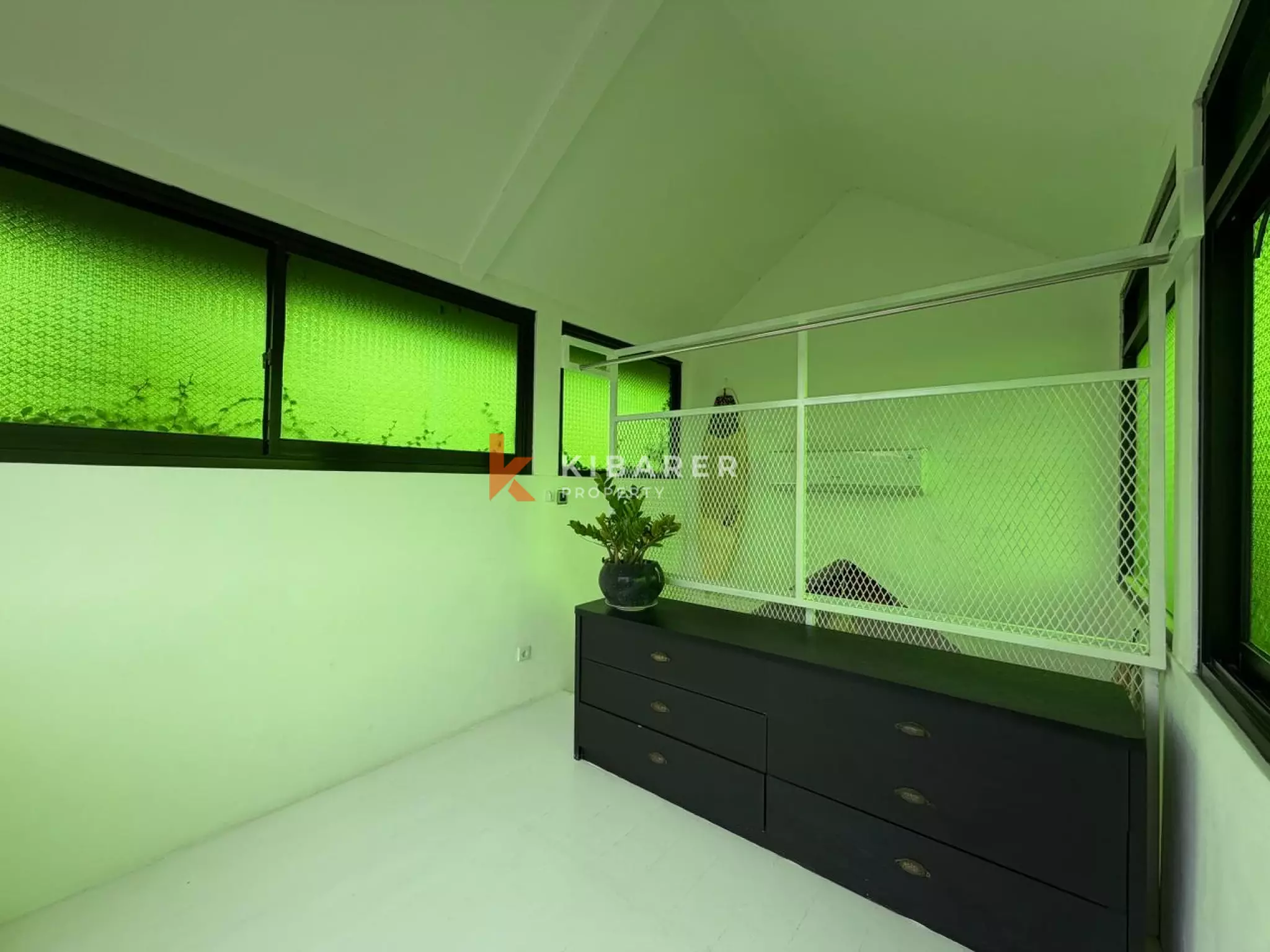 Artictic Contemporer One-Bedroom Loft Plus Additional Room Situated in Berawa