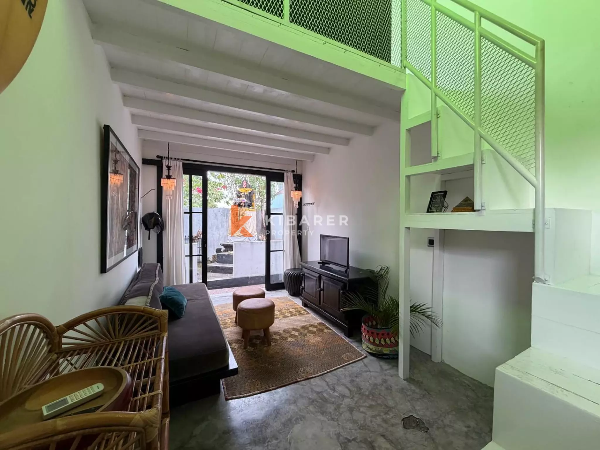 Artictic Contemporer One-Bedroom Loft Plus Additional Room Situated in Berawa