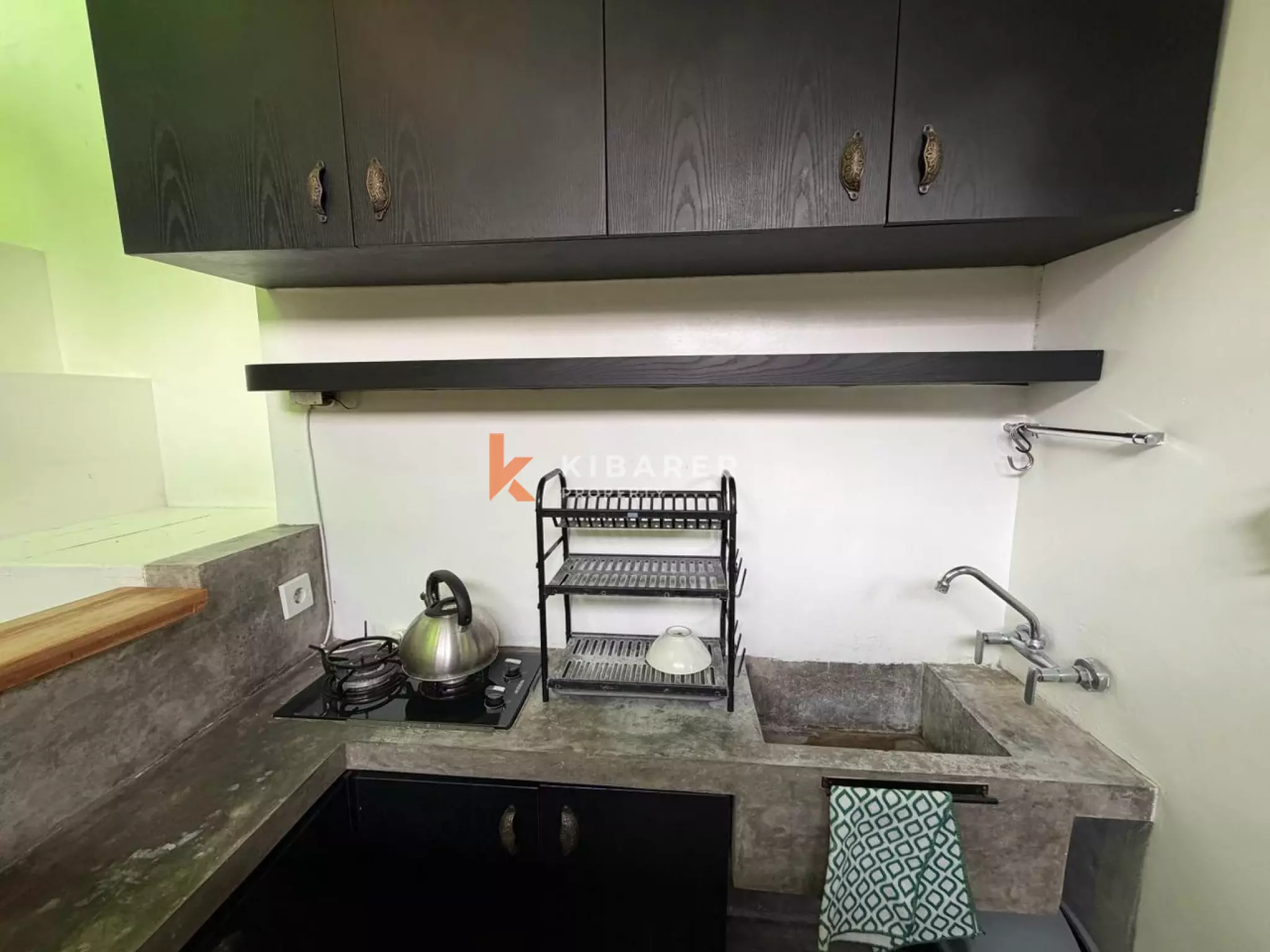 Artictic Contemporer One-Bedroom Loft Plus Additional Room Situated in Berawa