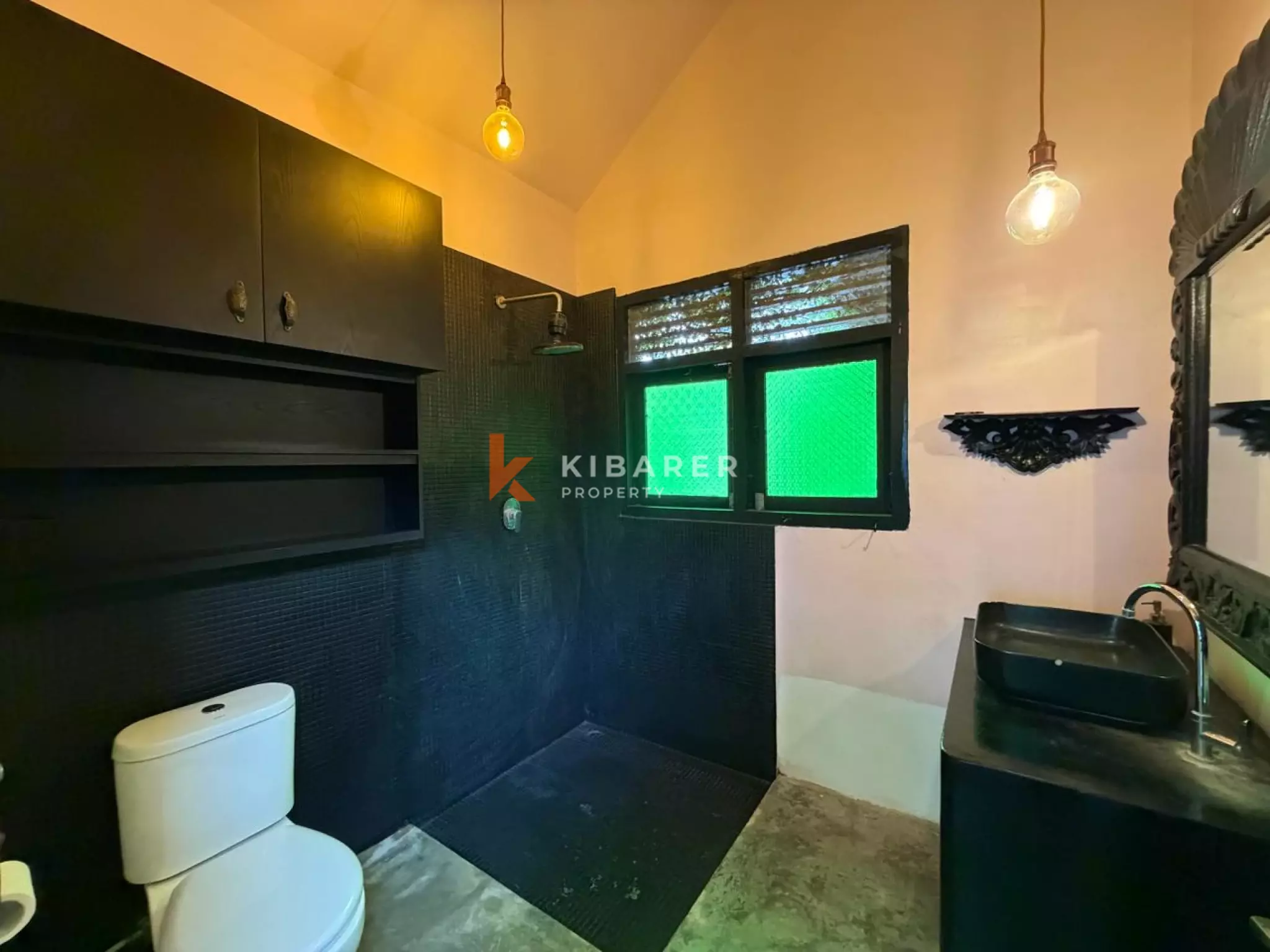 Artictic Contemporer One-Bedroom Loft Plus Additional Room Situated in Berawa