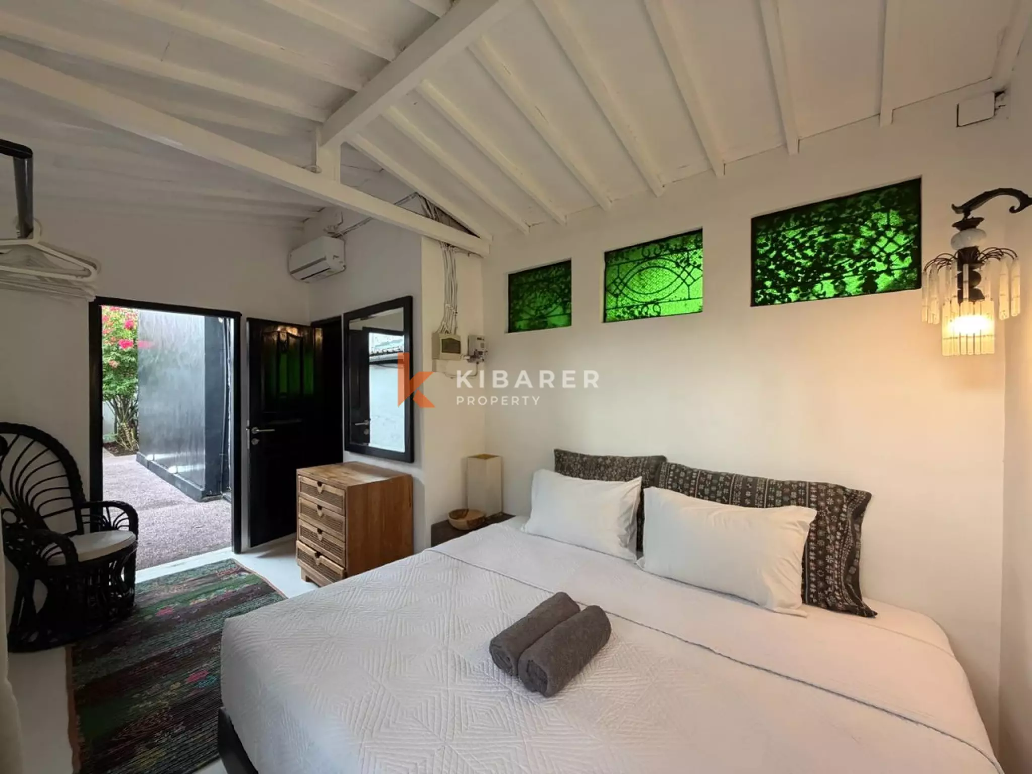 Artictic Contemporer One-Bedroom Loft Plus Additional Room Situated in Berawa