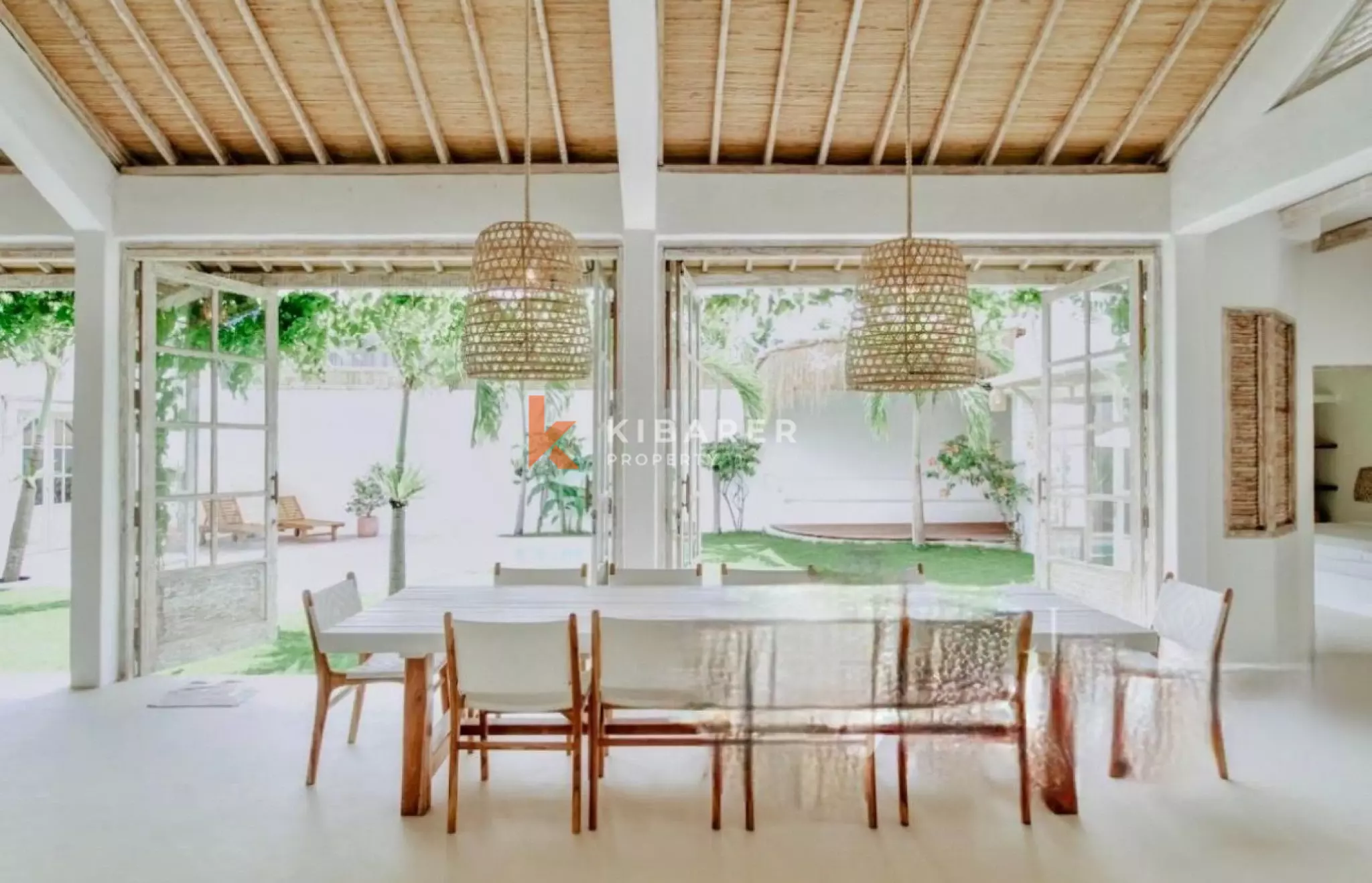 Villa méditerranéenne épurée de quatre chambres avec salon fermé à Umalas
