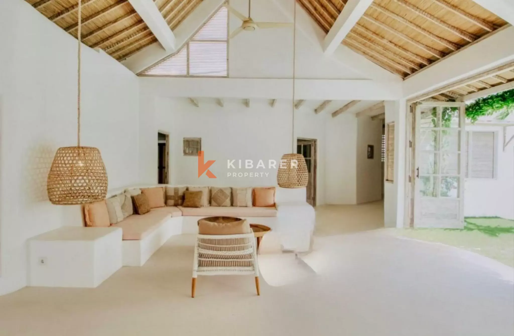 Villa méditerranéenne épurée de quatre chambres avec salon fermé à Umalas