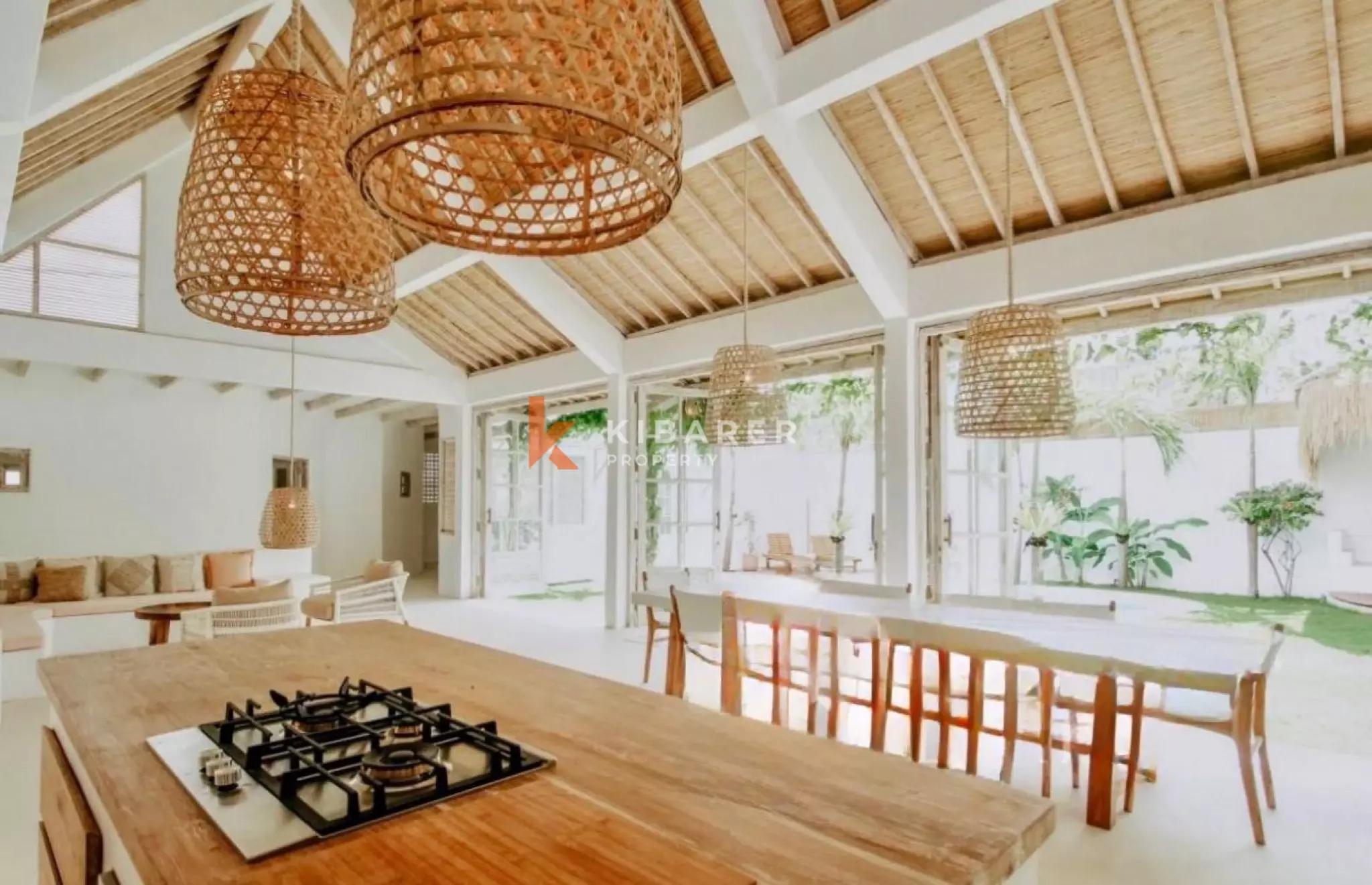 Villa méditerranéenne épurée de quatre chambres avec salon fermé à Umalas