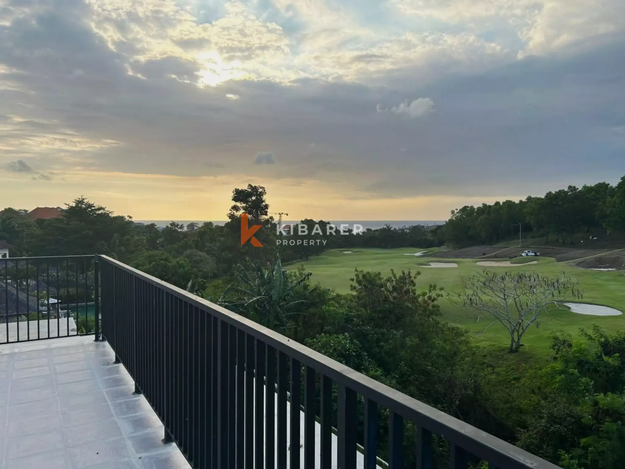Vila Mewah Tujuh Kamar Tidur dengan Lift Pribadi, Rooftop, Pemandangan Lapangan Golf dan Laut di Pecatu
