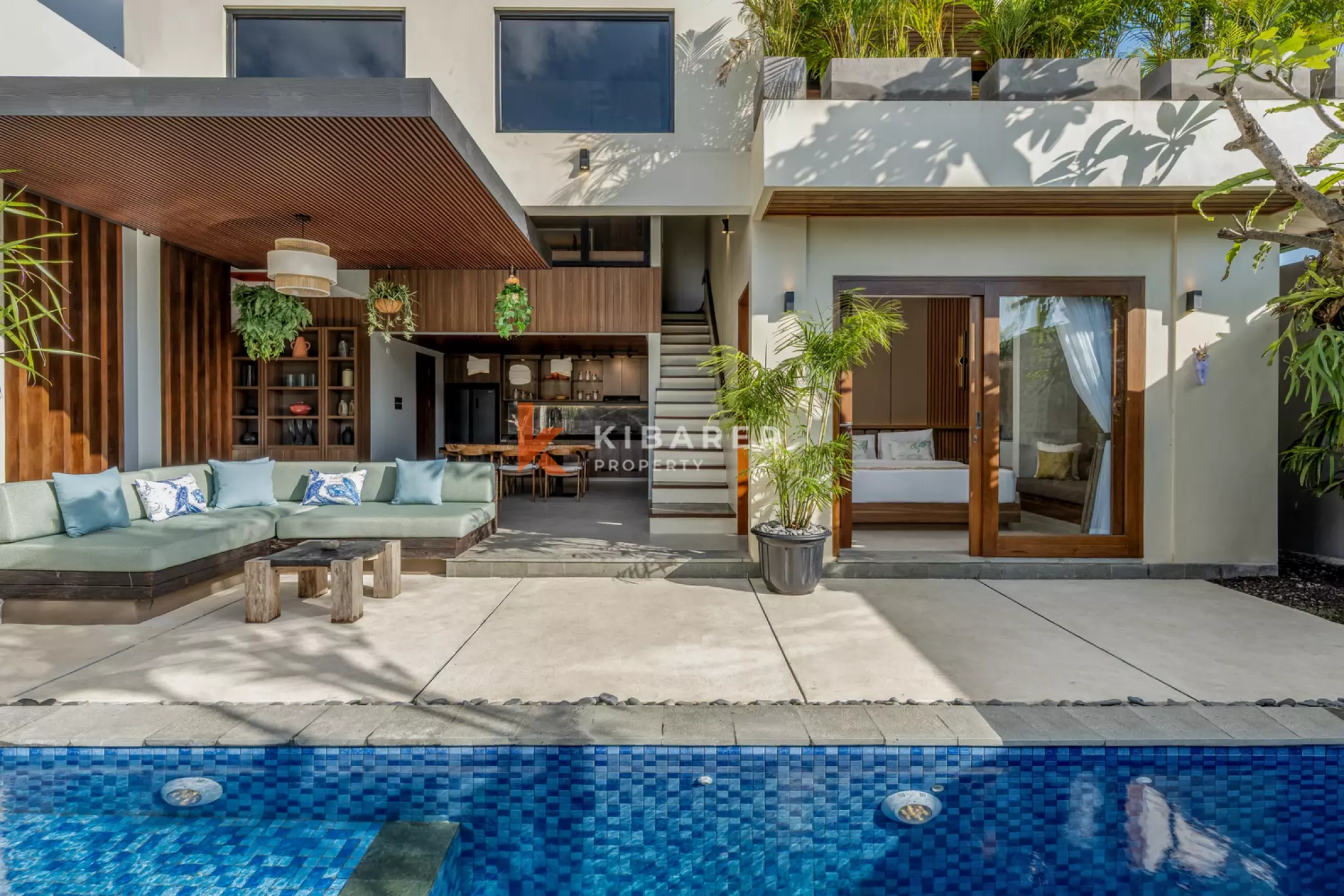 Villa Bergaya Tropis dengan Dua Kamar Tidur + Ruang Serbaguna dan Kolam Renang Pribadi di Kerobokan