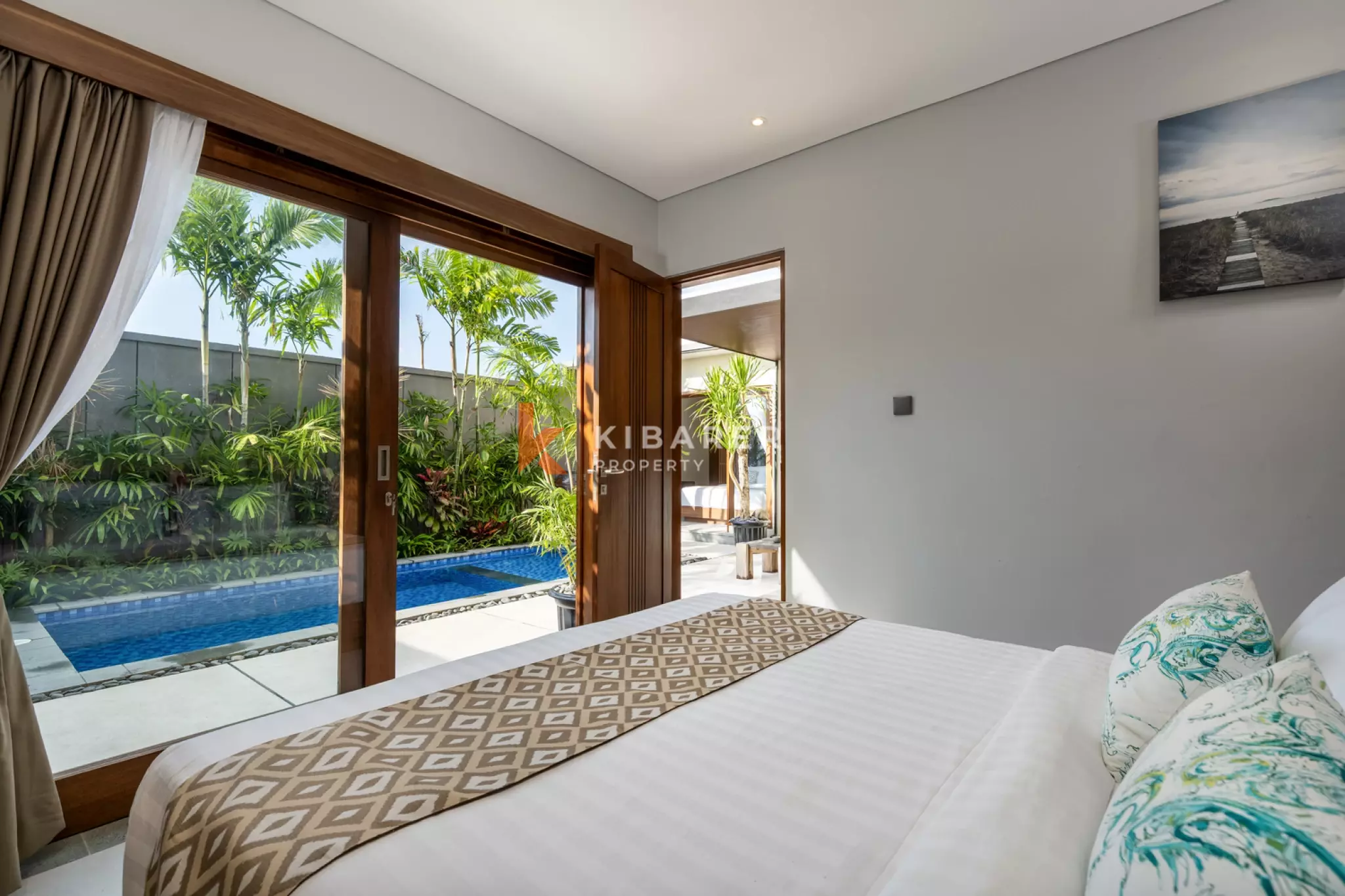 Villa Bergaya Tropis dengan Dua Kamar Tidur + Ruang Serbaguna dan Kolam Renang Pribadi di Kerobokan
