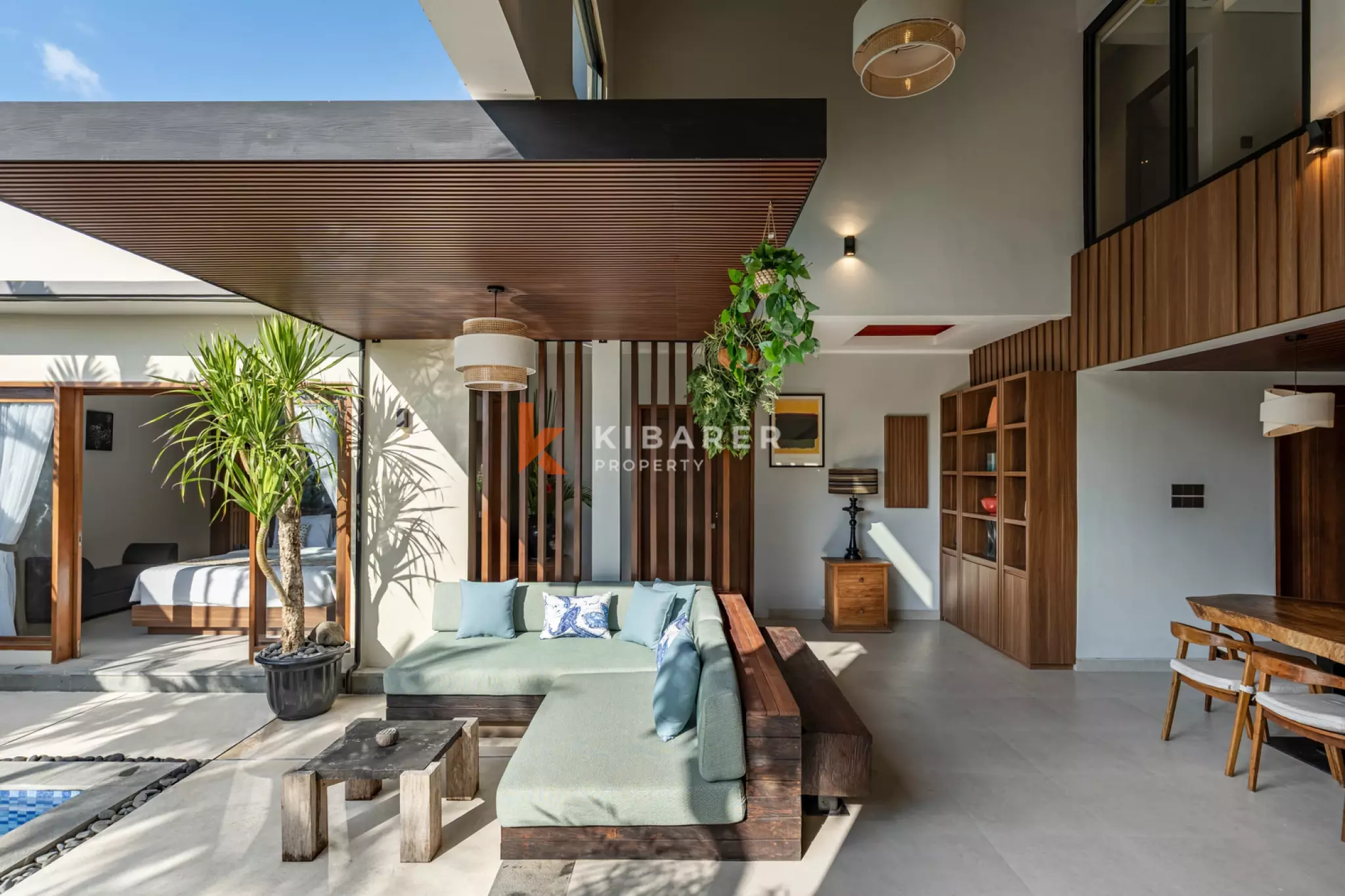 Villa Bergaya Tropis dengan Dua Kamar Tidur + Ruang Serbaguna dan Kolam Renang Pribadi di Kerobokan