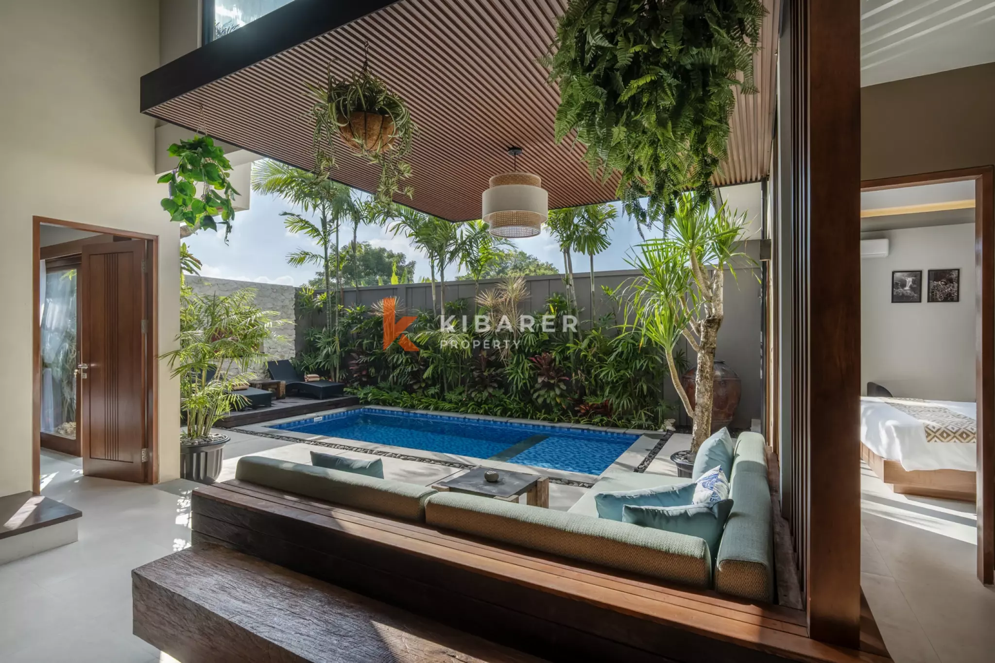 Villa Bergaya Tropis dengan Dua Kamar Tidur + Ruang Serbaguna dan Kolam Renang Pribadi di Kerobokan