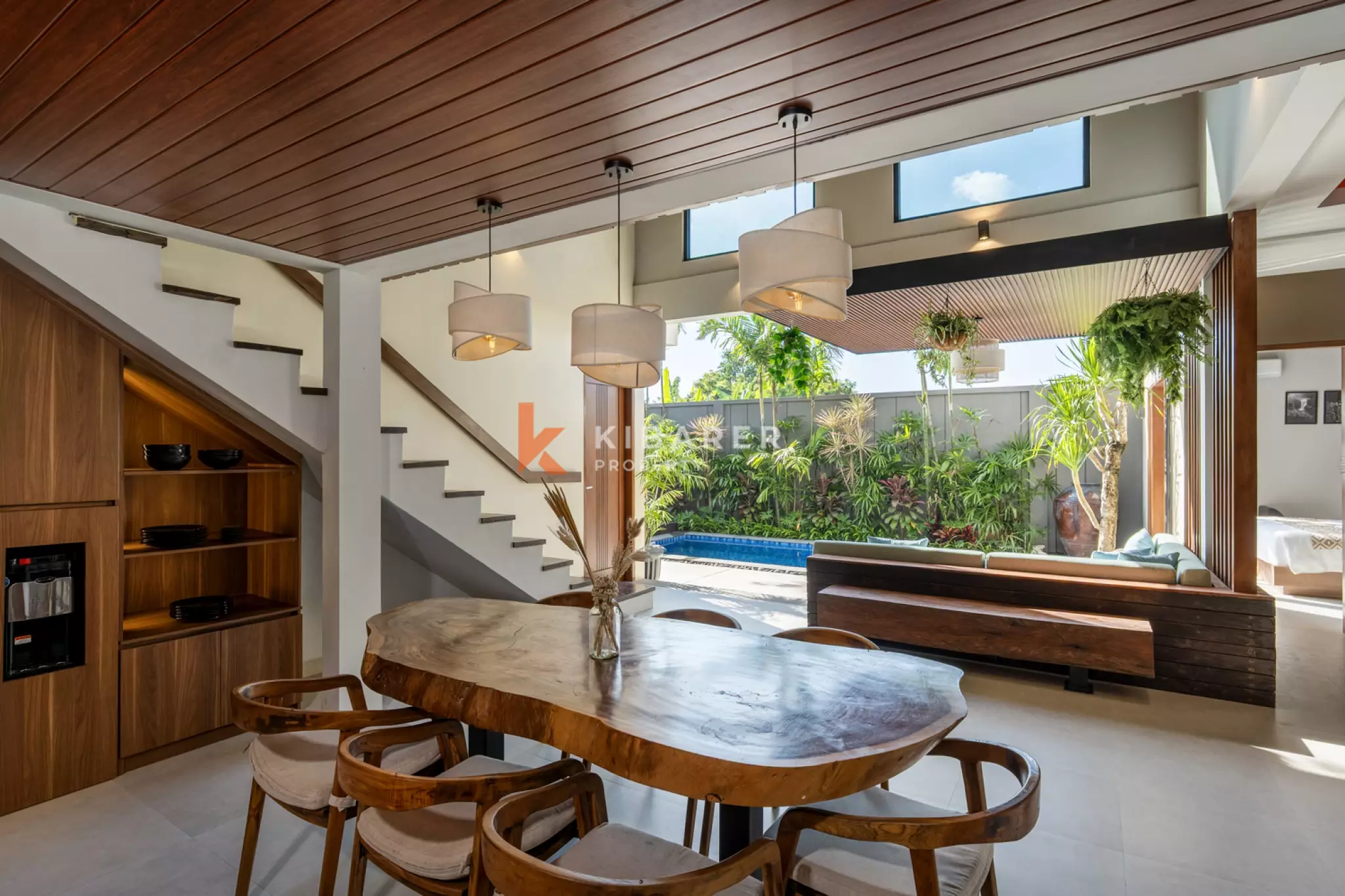 Villa Bergaya Tropis dengan Dua Kamar Tidur + Ruang Serbaguna dan Kolam Renang Pribadi di Kerobokan