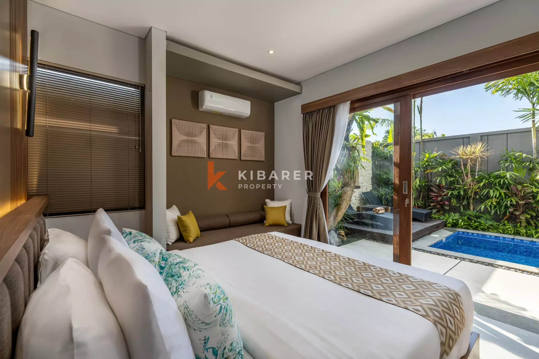 Villa Bergaya Tropis dengan Dua Kamar Tidur + Ruang Serbaguna dan Kolam Renang Pribadi di Kerobokan