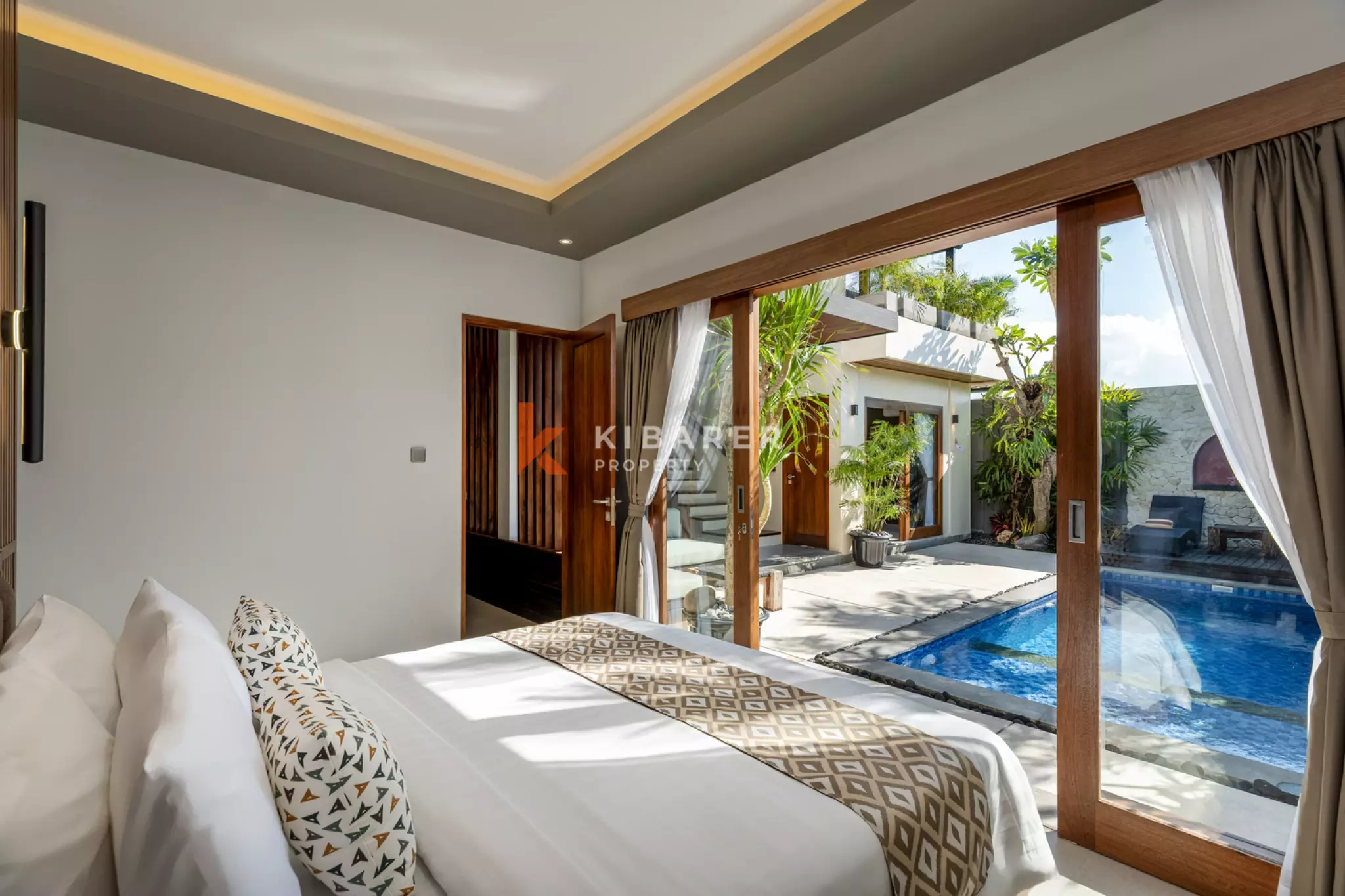 Villa Bergaya Tropis dengan Dua Kamar Tidur + Ruang Serbaguna dan Kolam Renang Pribadi di Kerobokan