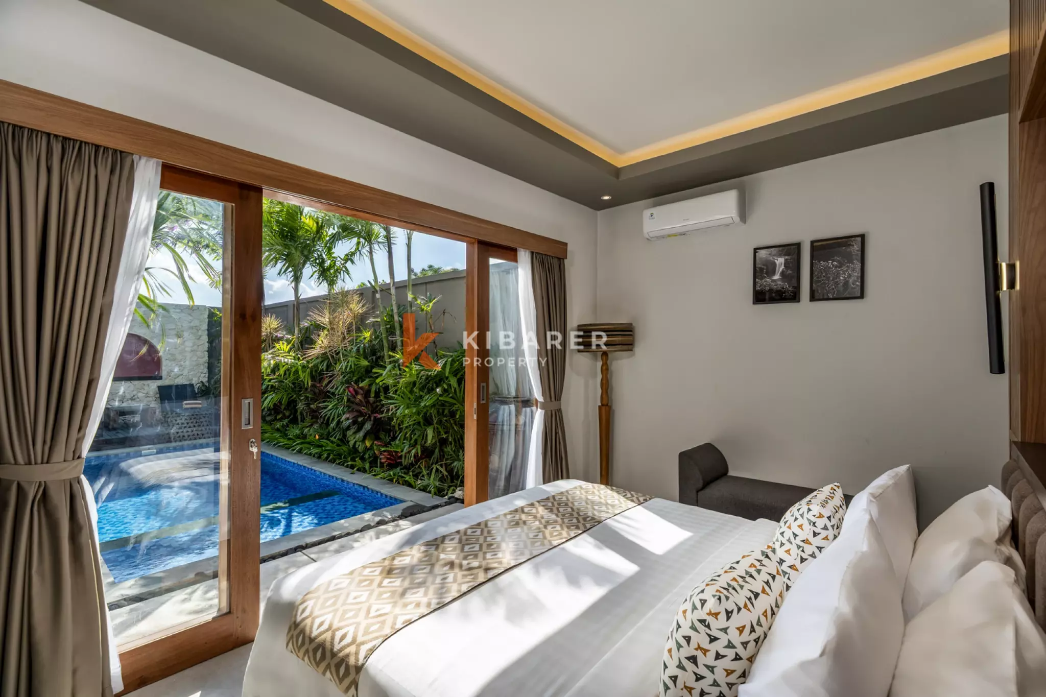 Villa Bergaya Tropis dengan Dua Kamar Tidur + Ruang Serbaguna dan Kolam Renang Pribadi di Kerobokan