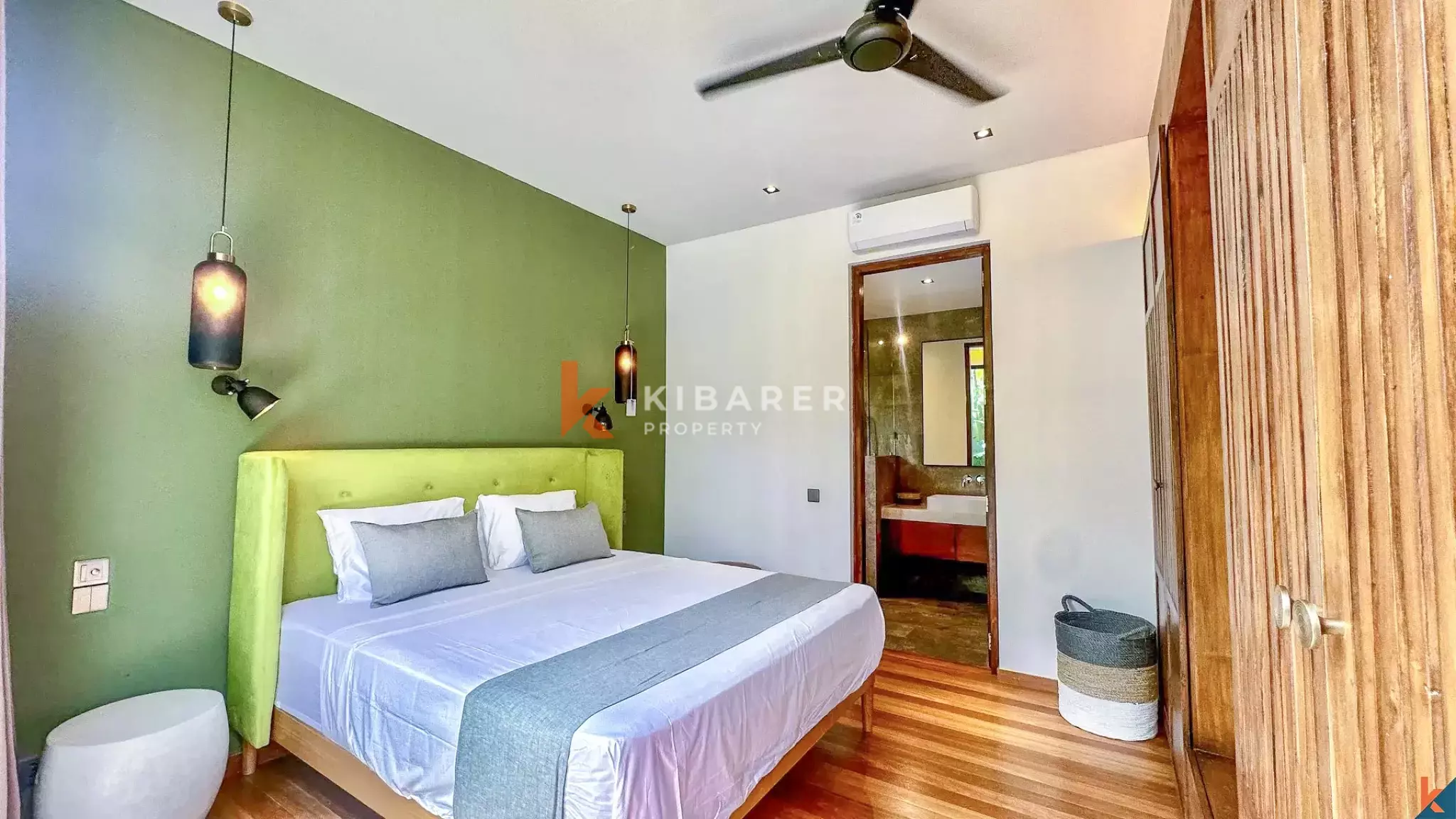 Villa Dua Lantai Empat Kamar Tidur yang Elegan dengan Kolam Renang Pribadi di Lokasi Strategis Umalas