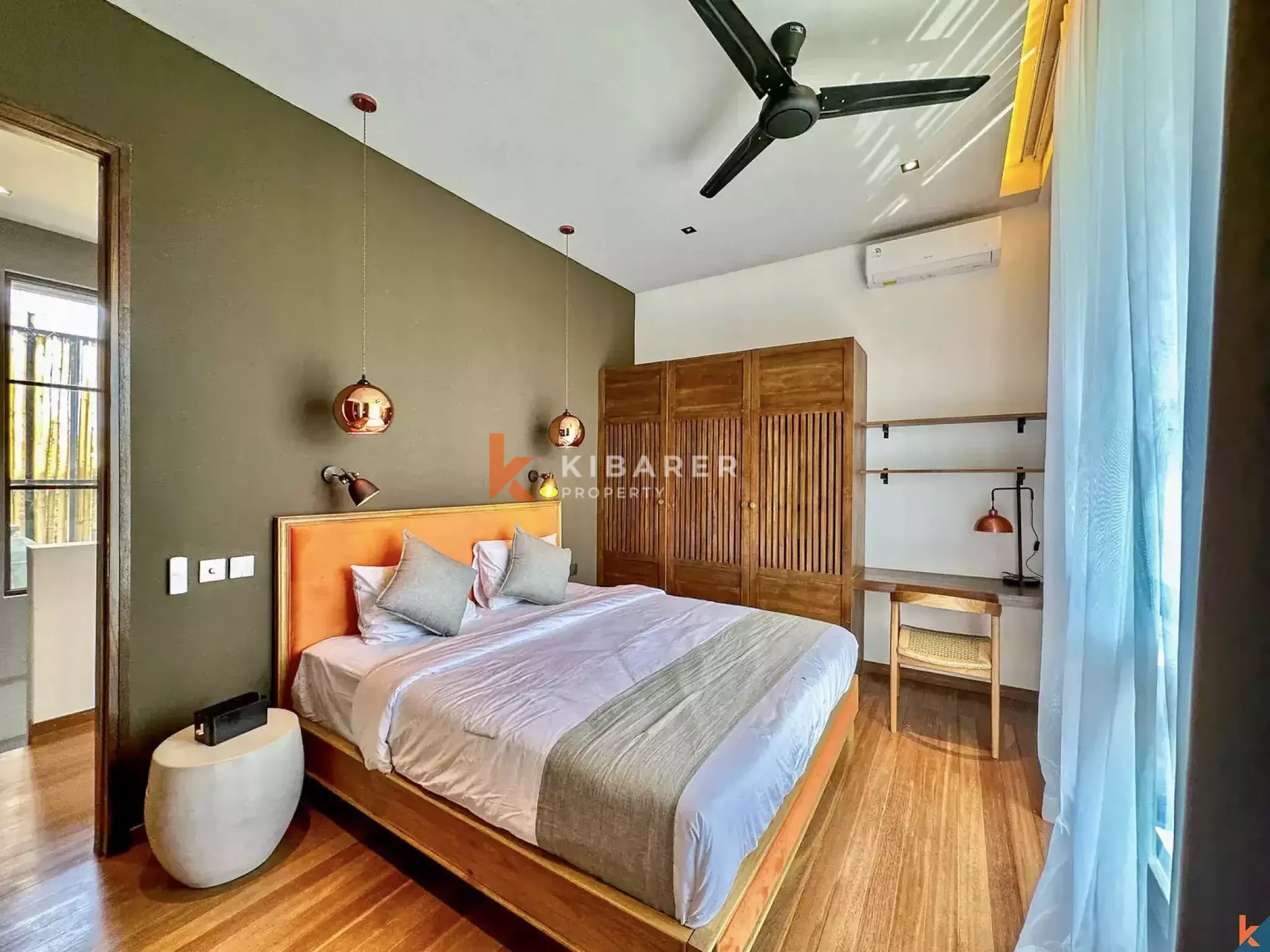 Villa Dua Lantai Empat Kamar Tidur yang Elegan dengan Kolam Renang Pribadi di Lokasi Strategis Umalas