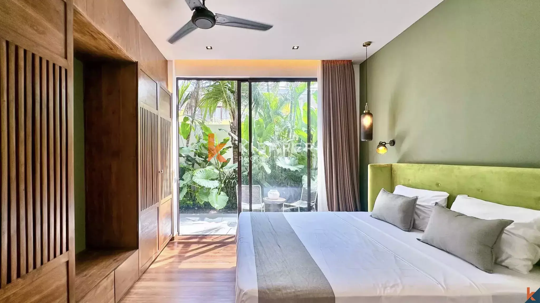 Villa Dua Lantai Empat Kamar Tidur yang Elegan dengan Kolam Renang Pribadi di Lokasi Strategis Umalas