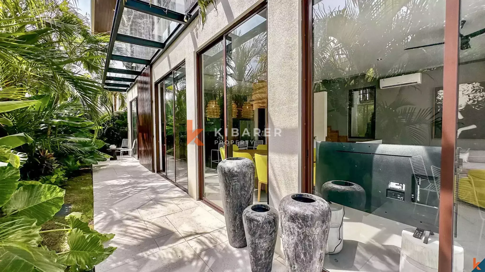 Villa Dua Lantai Empat Kamar Tidur yang Elegan dengan Kolam Renang Pribadi di Lokasi Strategis Umalas