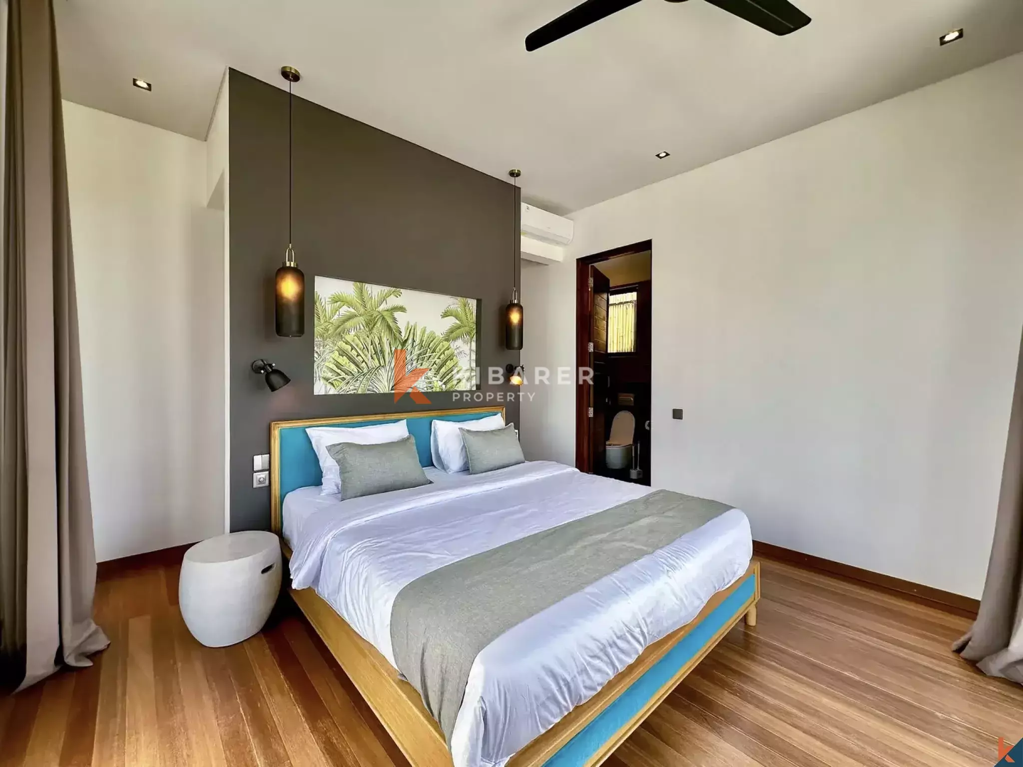Villa Dua Lantai Empat Kamar Tidur yang Elegan dengan Kolam Renang Pribadi di Lokasi Strategis Umalas