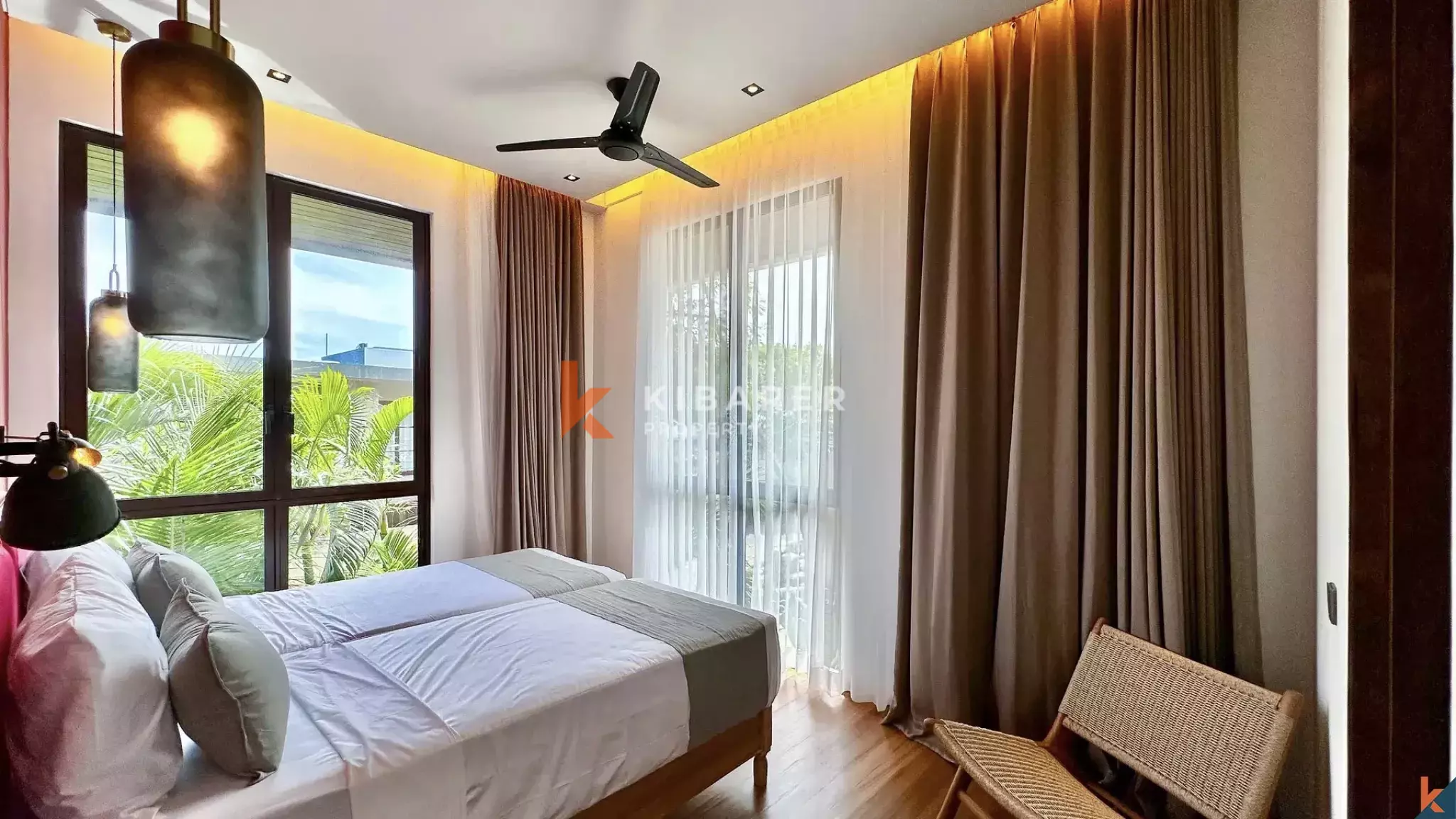 Villa Dua Lantai Empat Kamar Tidur yang Elegan dengan Kolam Renang Pribadi di Lokasi Strategis Umalas