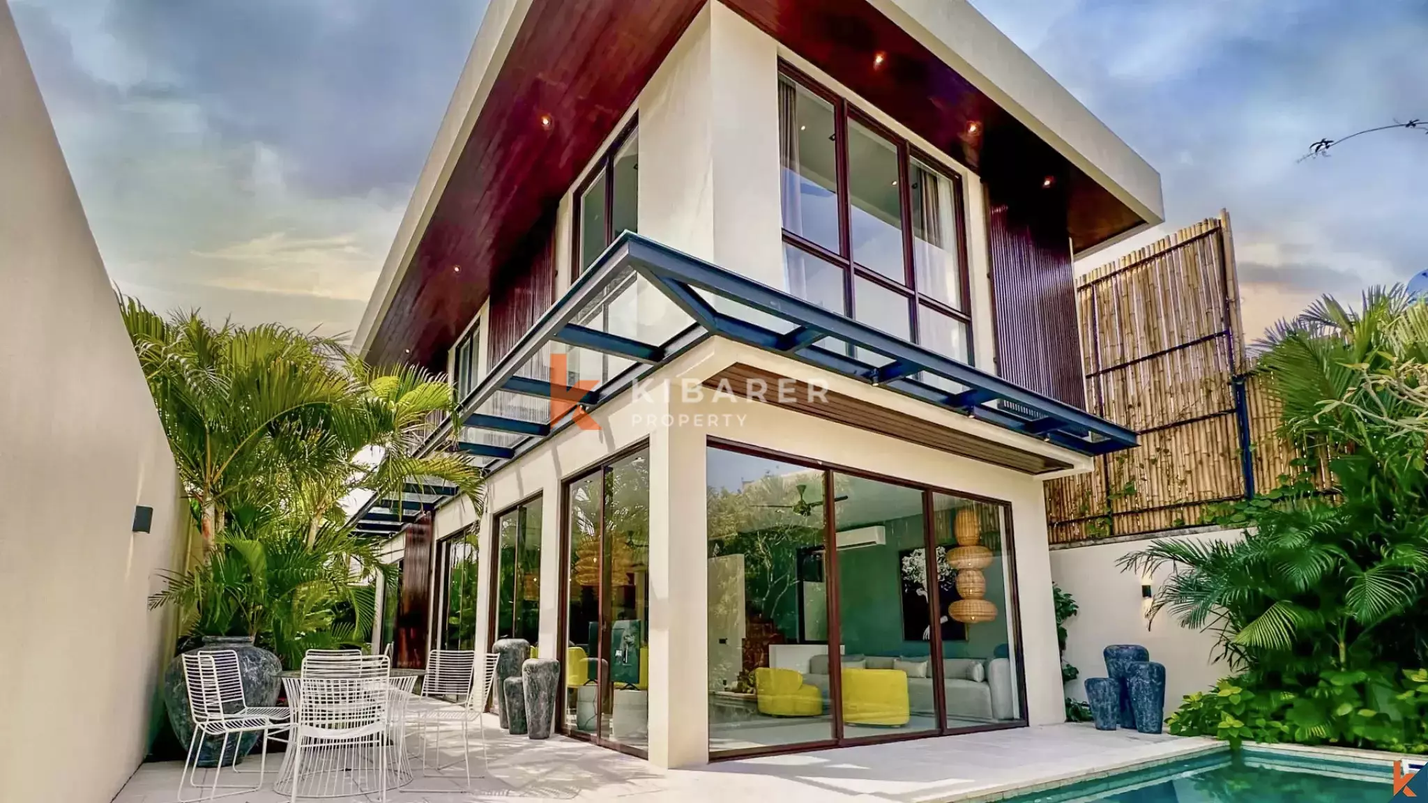Villa Dua Lantai Empat Kamar Tidur yang Elegan dengan Kolam Renang Pribadi di Lokasi Strategis Umalas